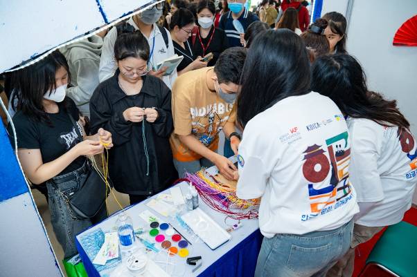 Giới trẻ TP.HCM háo hức “phá đảo” Lễ hội chữ Hàn - Hangeul Festival 2023 tại HUTECH - Ảnh 6.