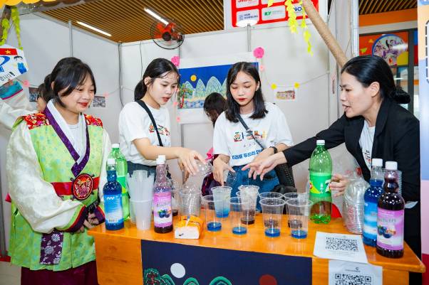 Giới trẻ TP.HCM háo hức “phá đảo” Lễ hội chữ Hàn - Hangeul Festival 2023 tại HUTECH - Ảnh 7.