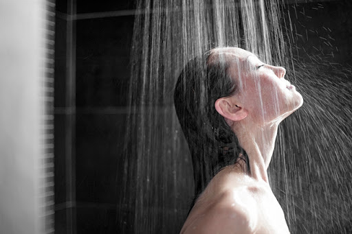 Mùa lạnh tắm thường xuyên hay “lười tắm” sẽ tốt cho sức khỏe hơn? Lời khuyến cáo của chuyên gia gây bất ngờ - Ảnh 2.