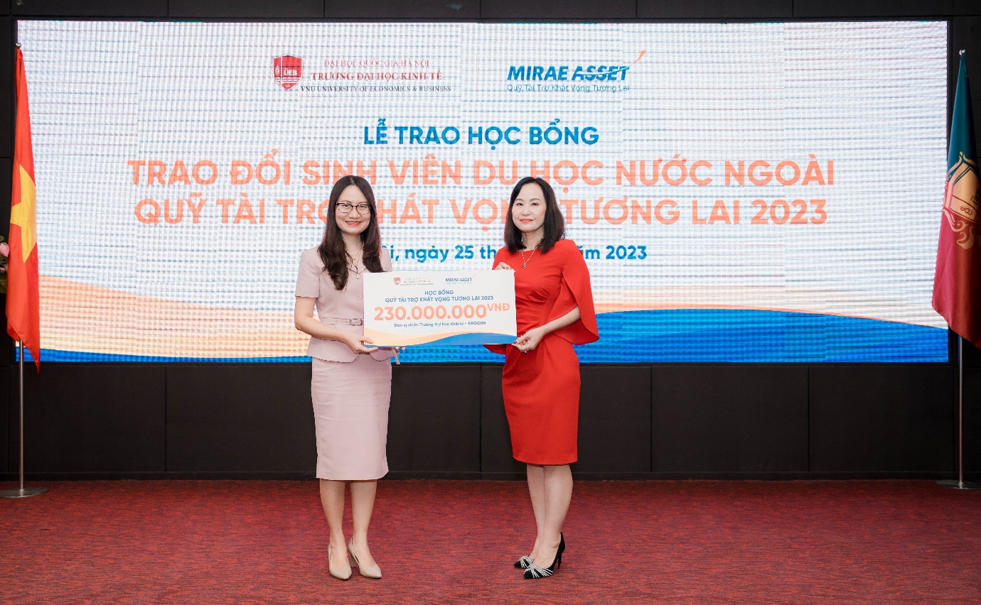 Quỹ Tài Trợ Khát Vọng Tương Lai trao tặng hơn 1,3 tỷ đồng cho sinh viên tại Hà Nội - Ảnh 2.