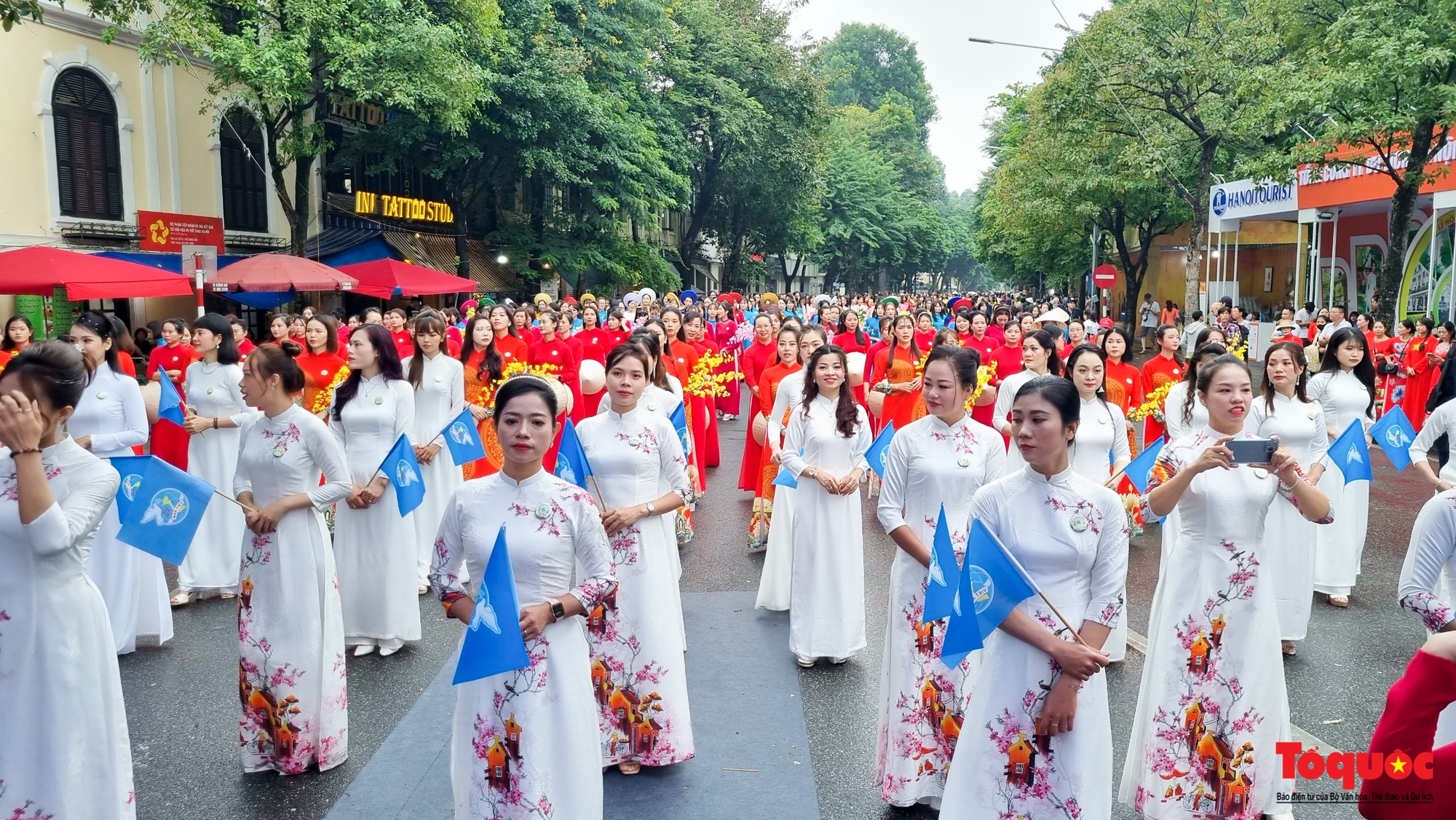 Hàng ngàn người đồng diễn tại Lễ hội Áo dài du lịch Hà Nội 2023 trên phố đi bộ Hồ Hoàn Kiếm - Ảnh 11.