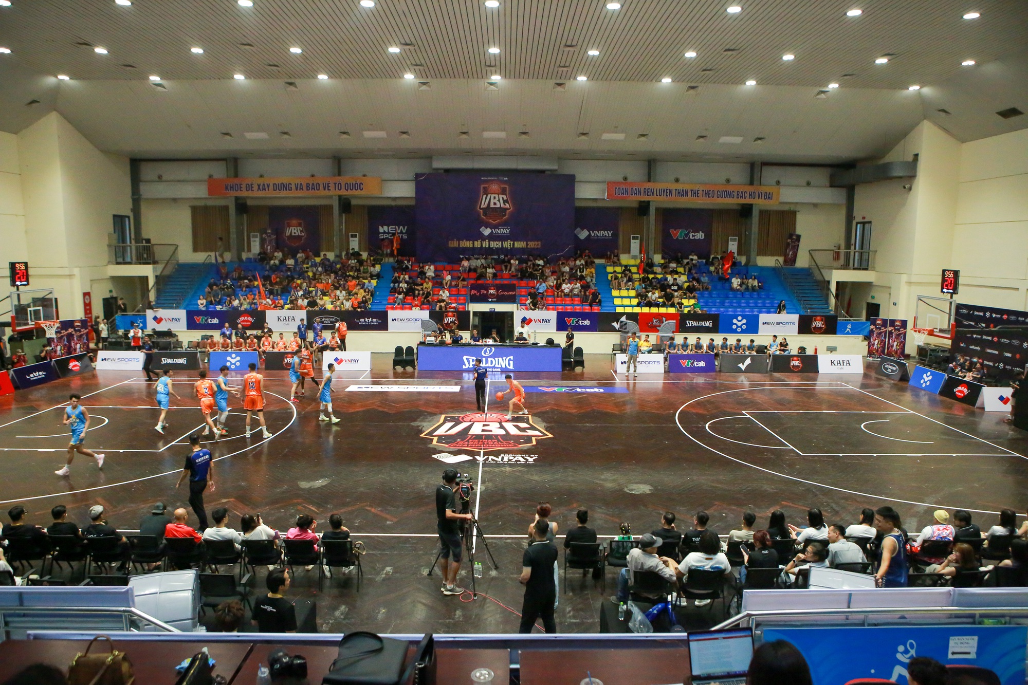 Khán giả thủ đô &quot;mãn nhãn&quot; với giải bóng rổ Vietnam Pro-Am Basketball Championship 2023 - Ảnh 1.