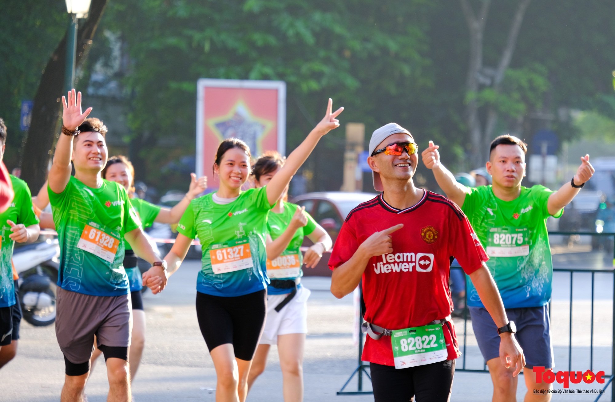 Gần 11.000 vận động viên tham gia giải chạy dưới nắng thu Hà Nội - Ảnh 14.