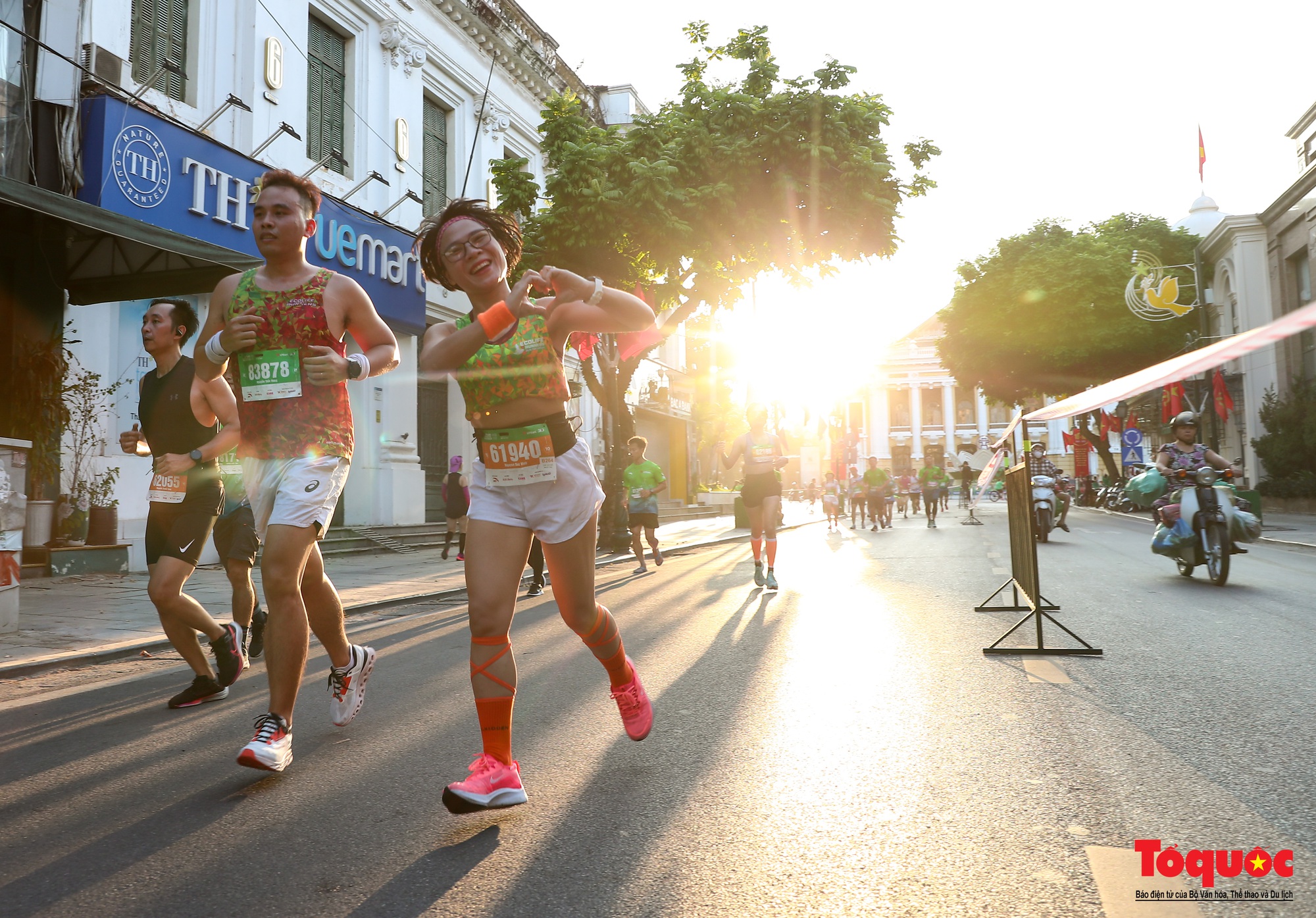 Gần 11.000 vận động viên tham gia giải chạy dưới nắng thu Hà Nội - Ảnh 16.