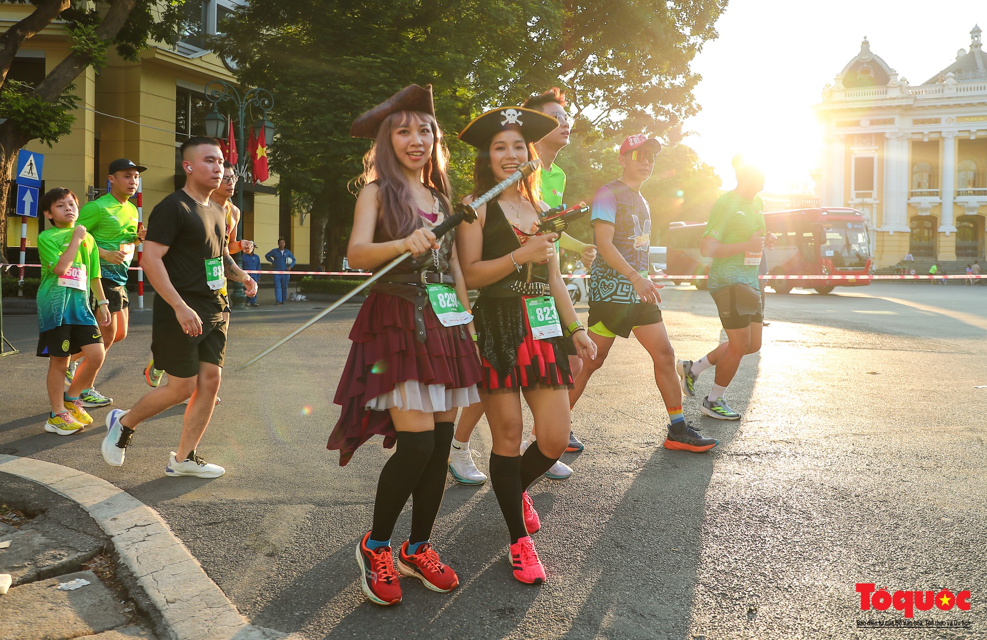 Gần 11.000 vận động viên tham gia giải chạy dưới nắng thu Hà Nội - Ảnh 8.