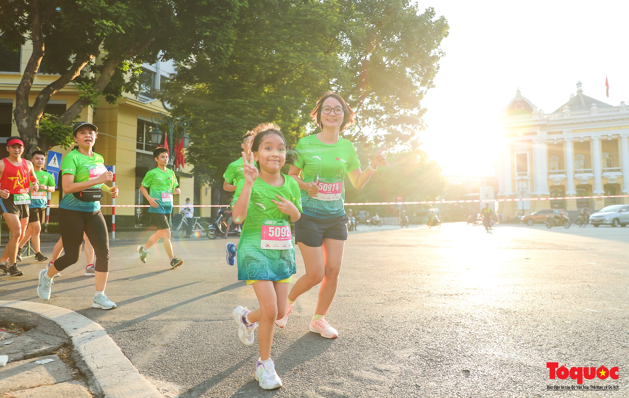 Gần 11.000 vận động viên tham gia giải chạy dưới nắng thu Hà Nội - Ảnh 7.