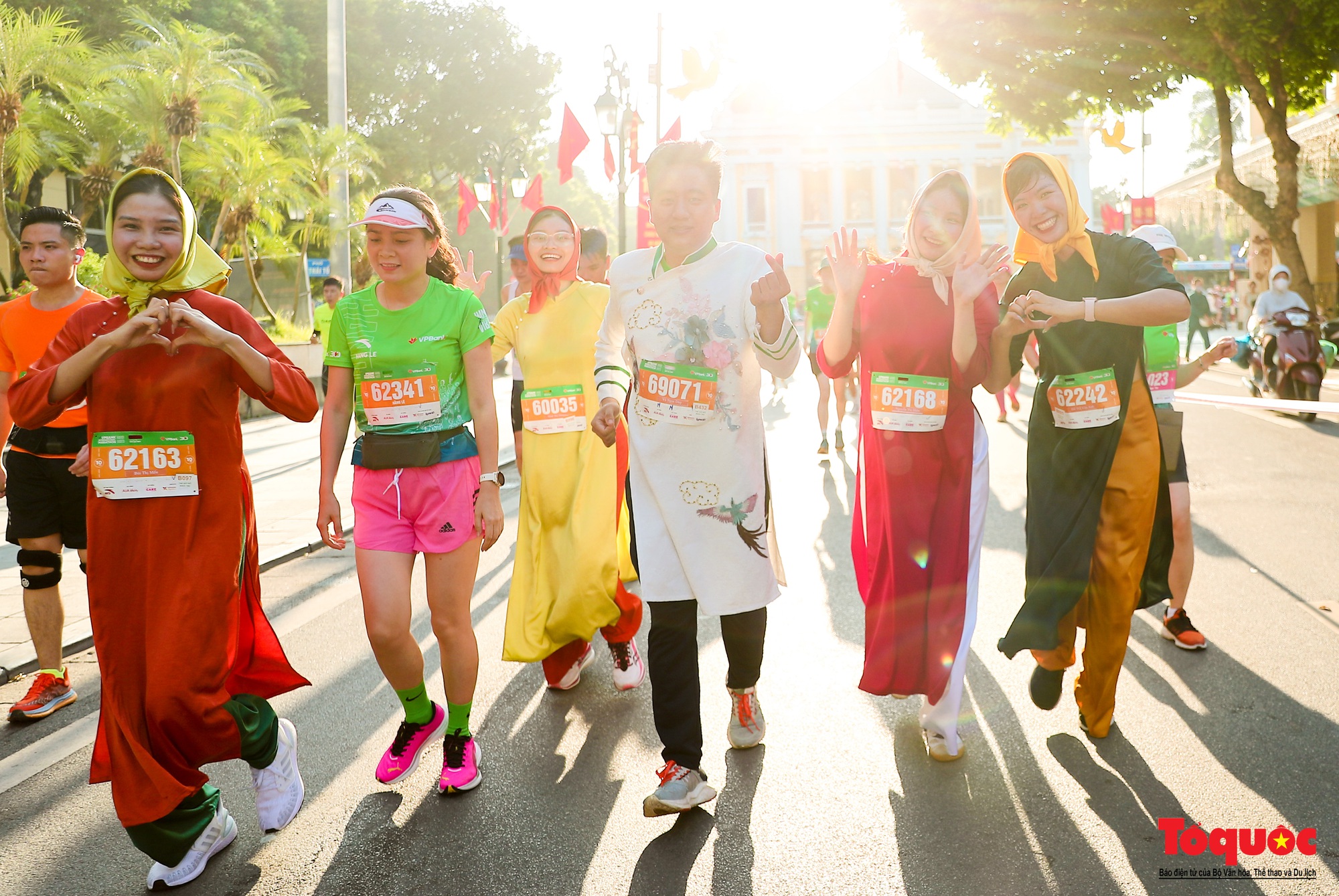 Gần 11.000 vận động viên tham gia giải chạy dưới nắng thu Hà Nội - Ảnh 11.