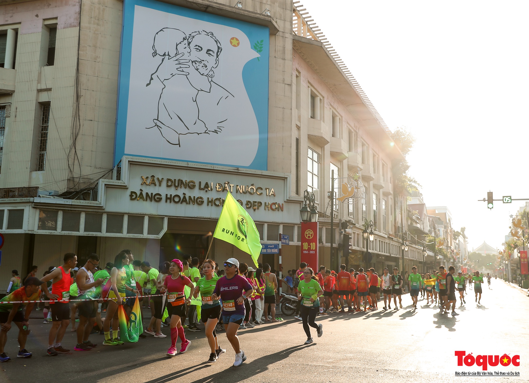 Gần 11.000 vận động viên tham gia giải chạy dưới nắng thu Hà Nội - Ảnh 18.