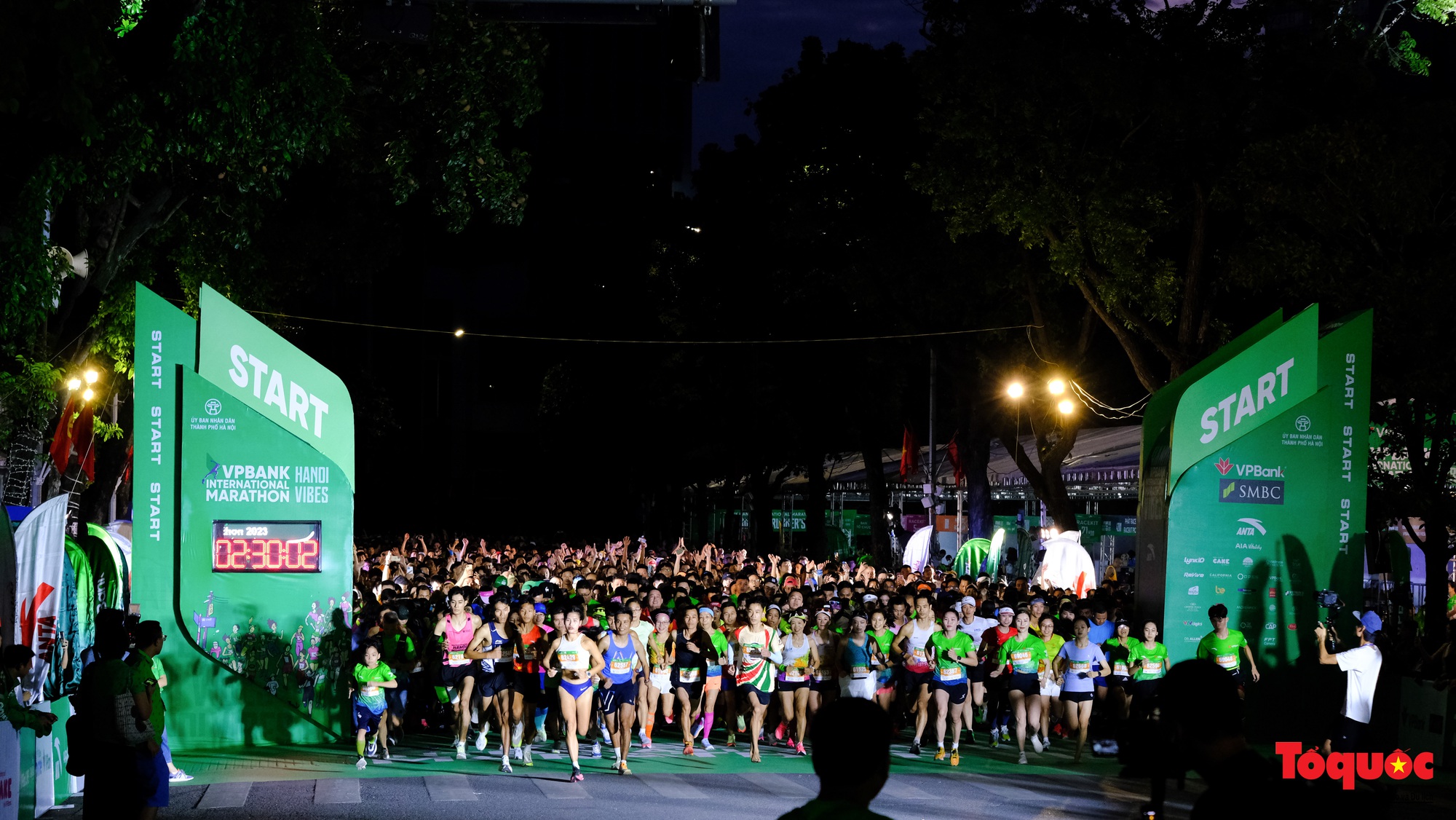 Gần 11.000 vận động viên tham gia giải chạy dưới nắng thu Hà Nội - Ảnh 1.