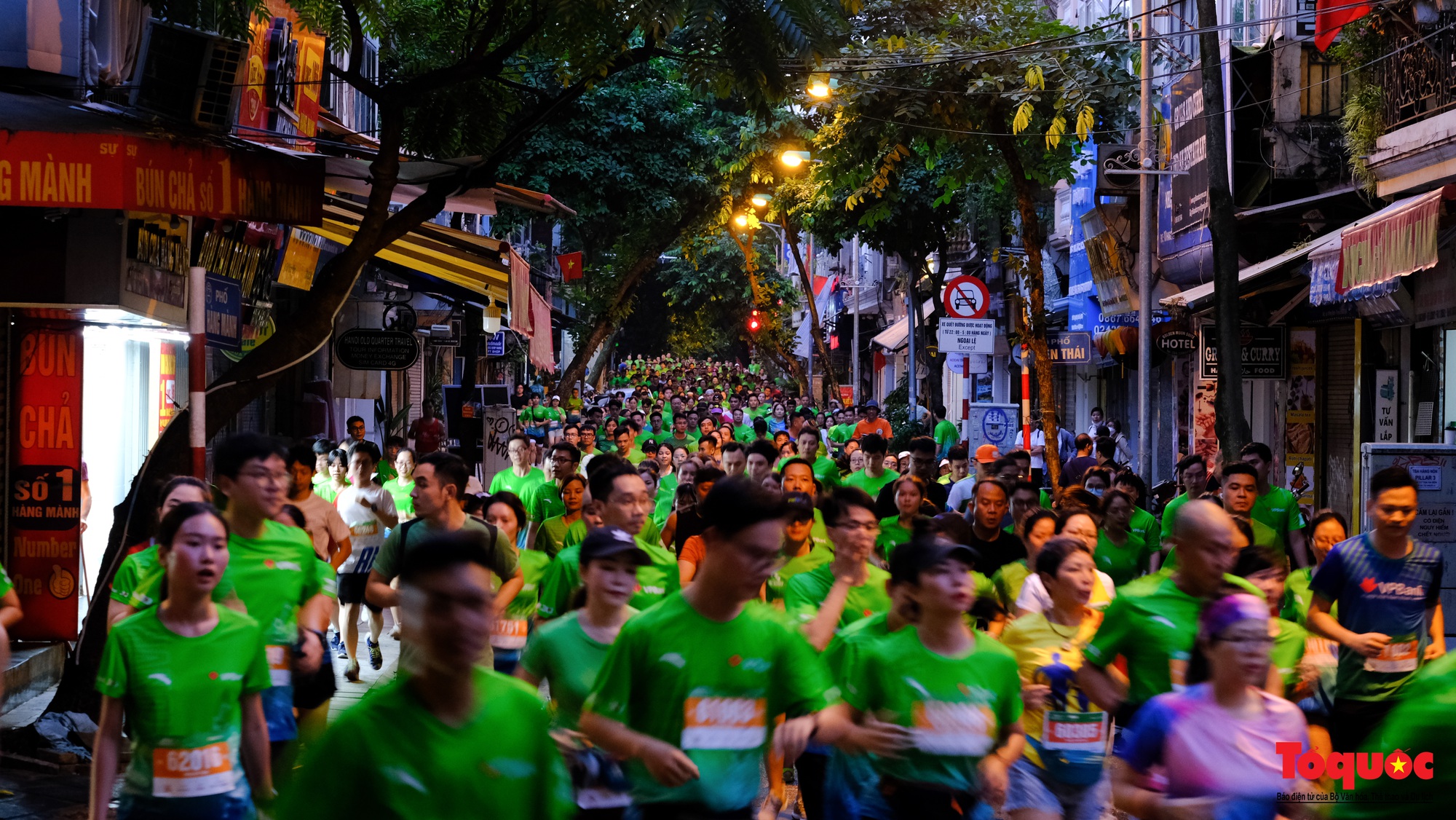 Gần 11.000 vận động viên tham gia giải chạy dưới nắng thu Hà Nội - Ảnh 2.