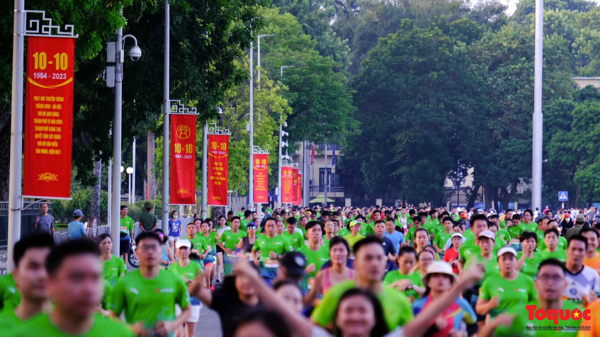 Gần 11.000 vận động viên tham gia giải chạy dưới nắng thu Hà Nội - Ảnh 4.