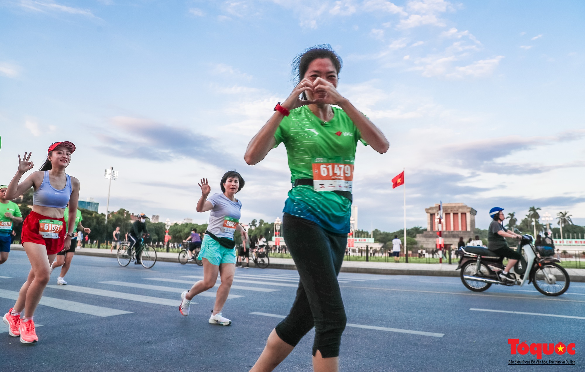 Gần 11.000 vận động viên tham gia giải chạy dưới nắng thu Hà Nội - Ảnh 6.