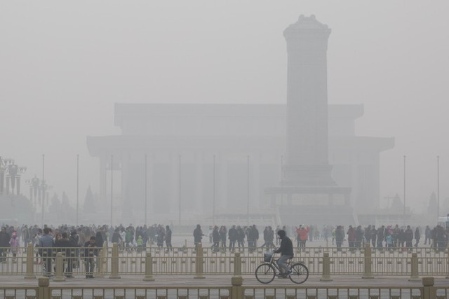 Chùm ảnh: Sương mù dày đặc bao trùm Trung Quốc, người dân vật lộn với ô nhiễm không khí ở mức cao nhất - Ảnh 3.