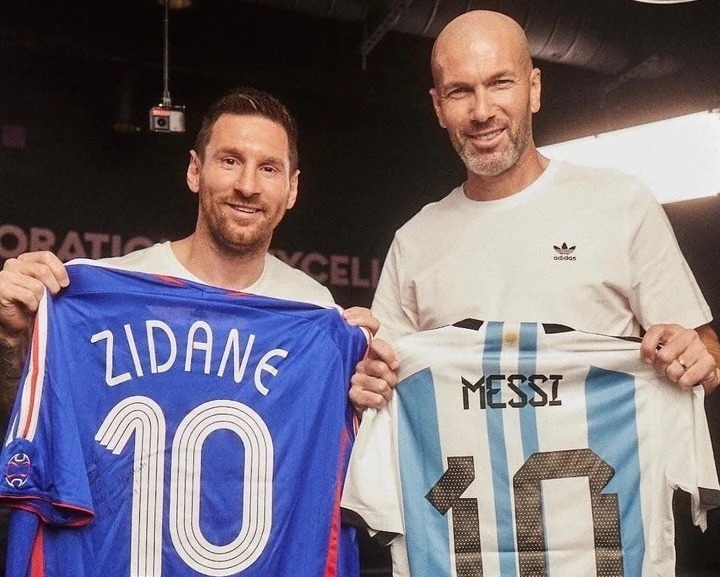 Memorable moment: Zidane reunited with Messi, the two legends exchanged jerseys and complimented each other - Photo 3.