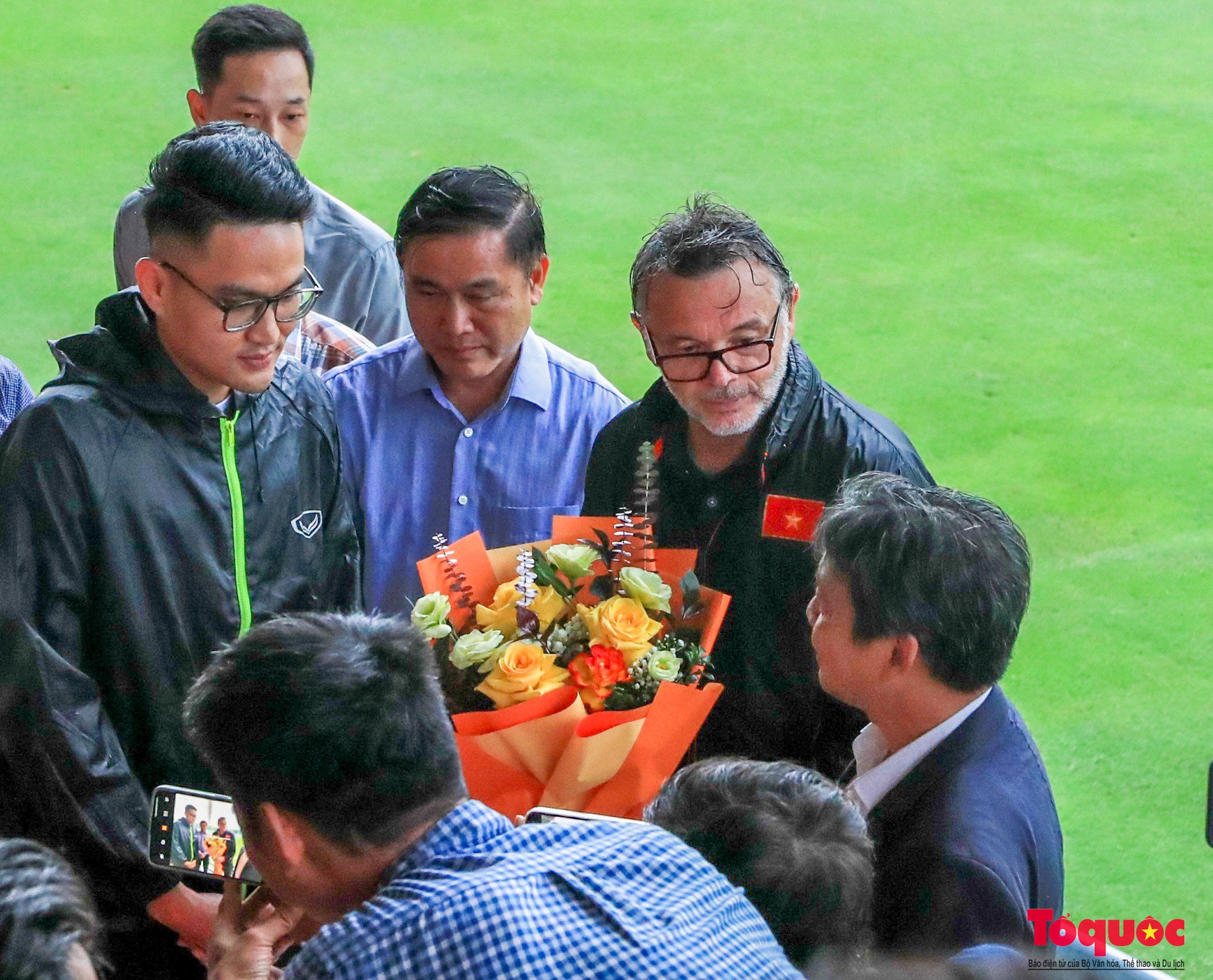 Chùm ảnh: Thứ trưởng Bộ VHTTDL Hoàng Đạo Cương thăm và động viên đội tuyển Việt Nam  - Ảnh 3.