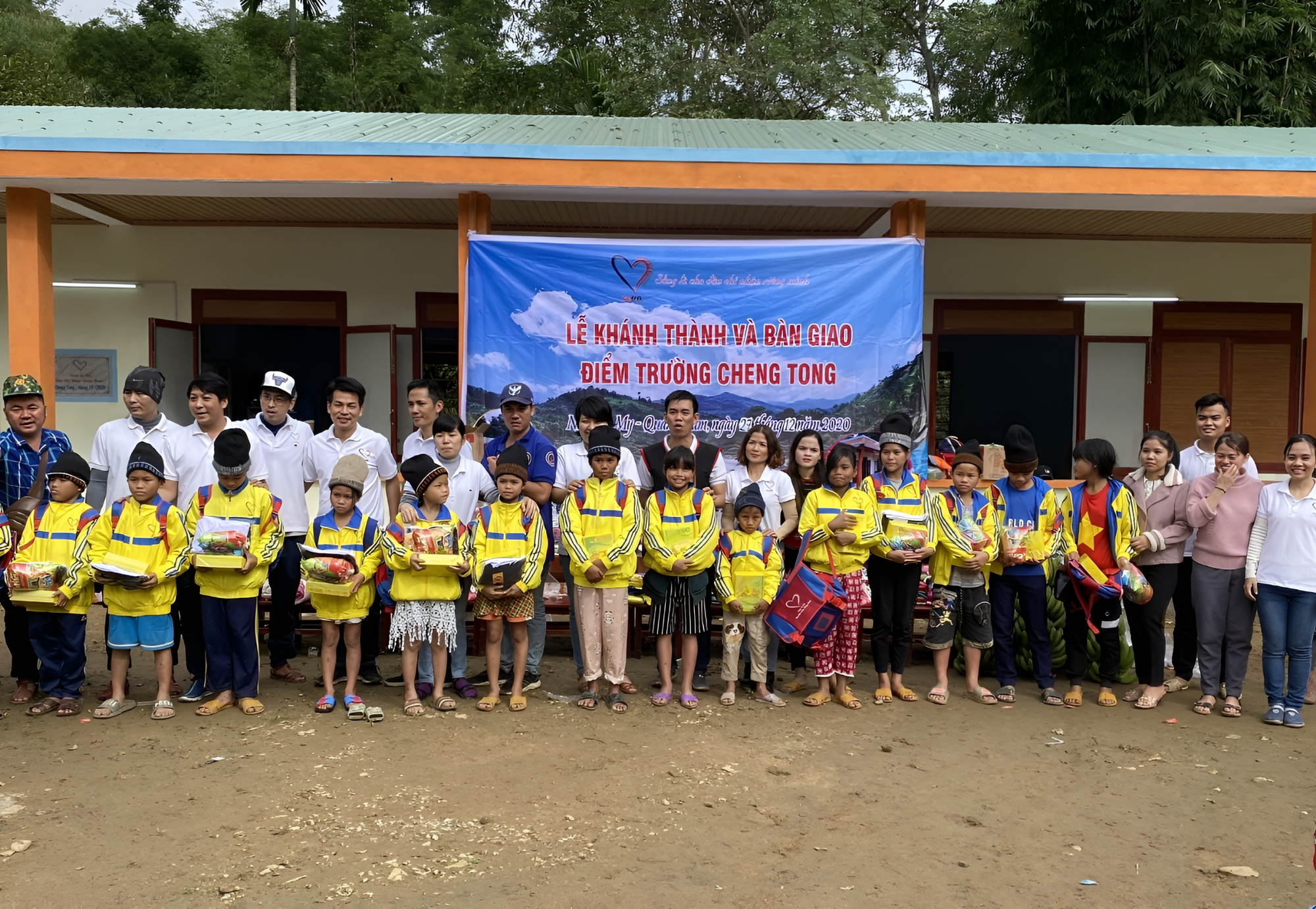 Nhóm bạn trẻ băng rừng, lội suối xây 17 ngôi trường cho học sinh vùng núi: "Các con đừng bỏ học nghe!" - Ảnh 9. Nhóm bạn trẻ băng rừng, lội suối xây 17 ngôi trường cho học sinh vùng núi: "Các con đừng bỏ học nghe!" - Ảnh 9.