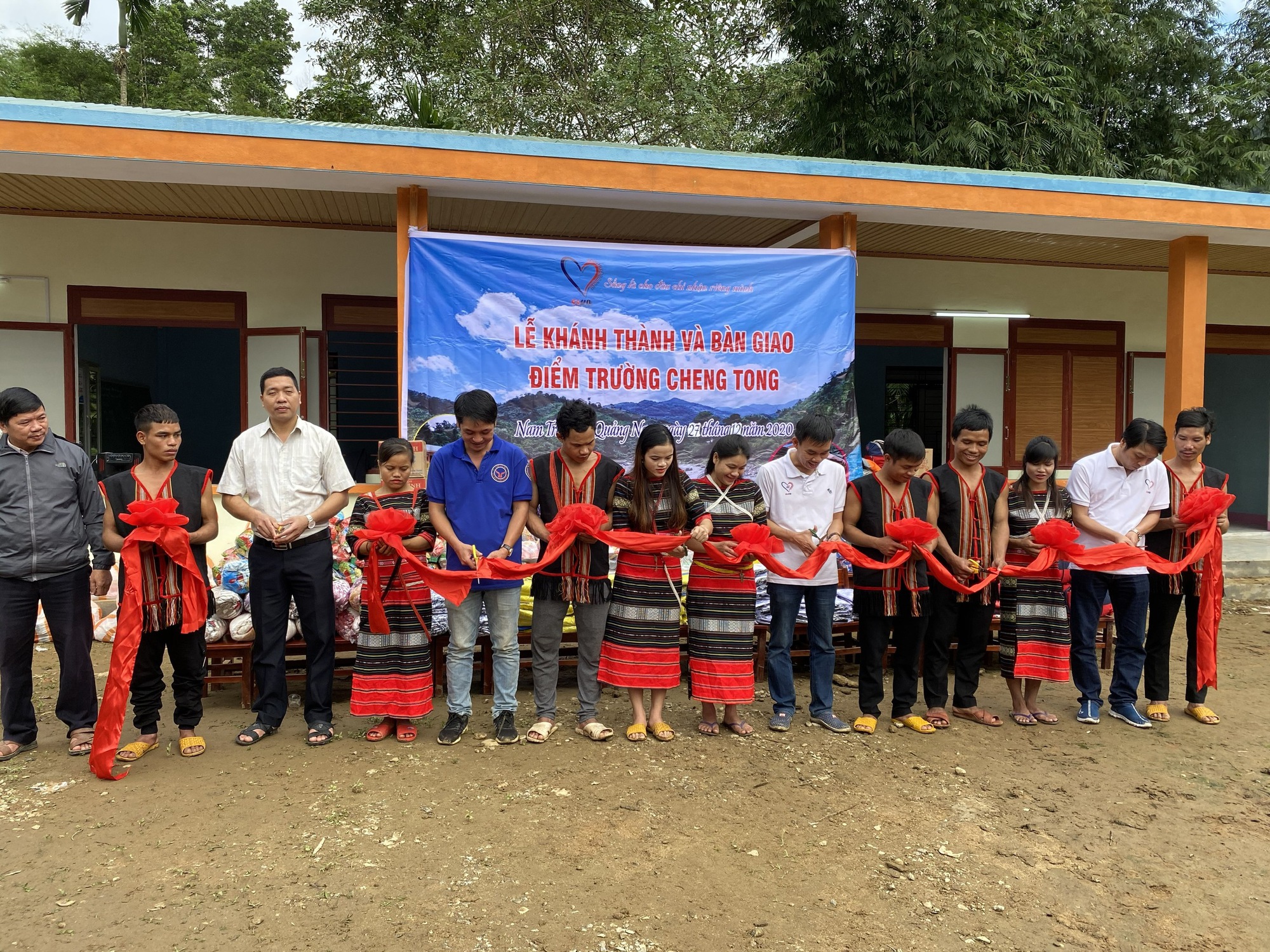 Nhóm bạn trẻ băng rừng, lội suối xây 17 ngôi trường cho học sinh vùng núi: "Các con đừng bỏ học nghe!" - Ảnh 8. Nhóm bạn trẻ băng rừng, lội suối xây 17 ngôi trường cho học sinh vùng núi: "Các con đừng bỏ học nghe!" - Ảnh 8.