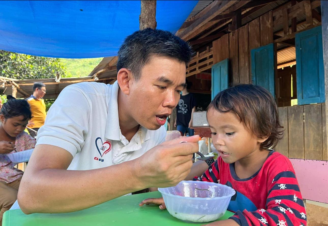 Nhóm bạn trẻ băng rừng, lội suối xây 17 ngôi trường cho học sinh vùng núi: "Các con đừng bỏ học nghe!" - Ảnh 12. Nhóm bạn trẻ băng rừng, lội suối xây 17 ngôi trường cho học sinh vùng núi: "Các con đừng bỏ học nghe!" - Ảnh 12.