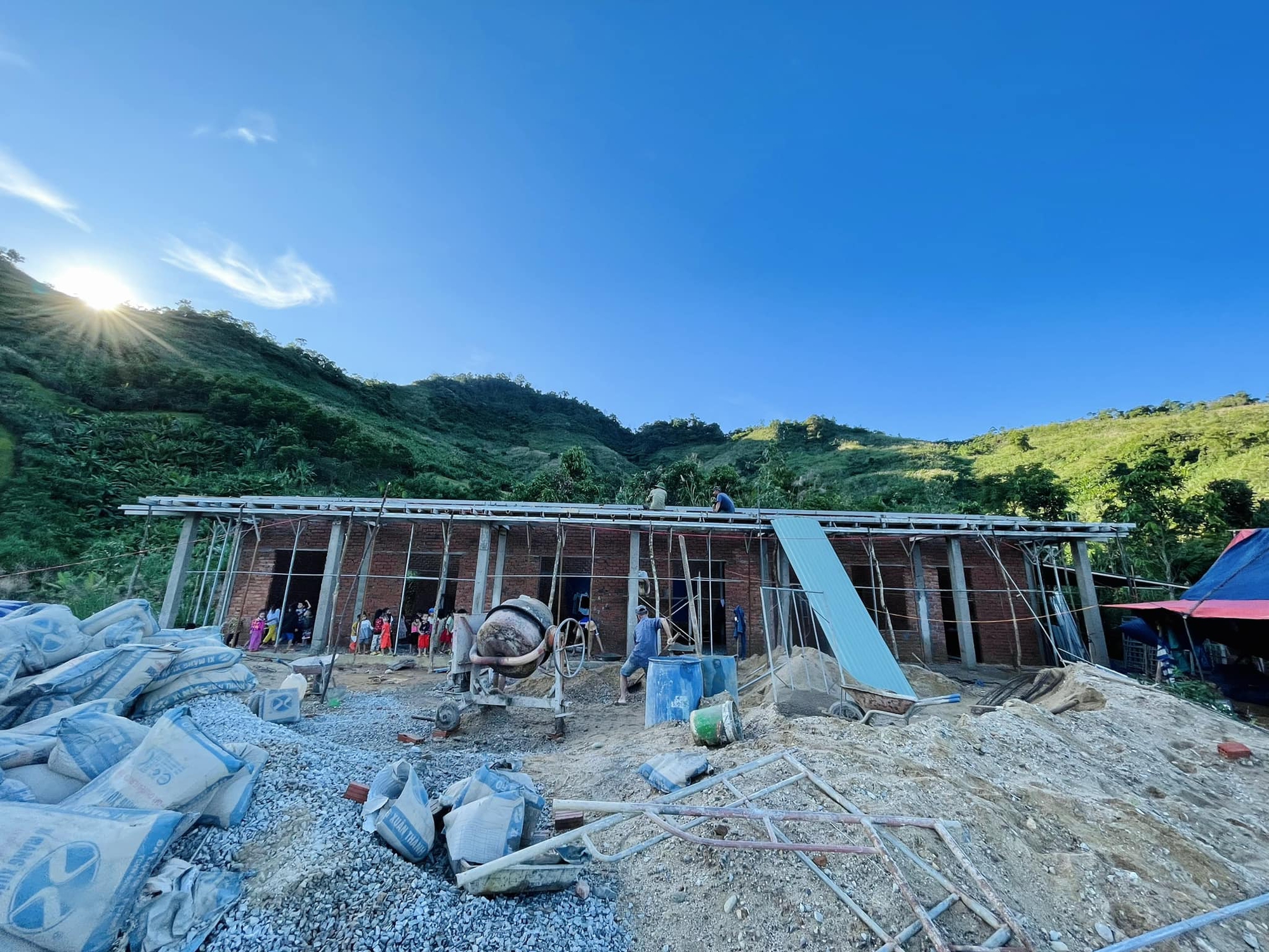Nhóm bạn trẻ băng rừng, lội suối xây 17 ngôi trường cho học sinh vùng núi: "Các con đừng bỏ học nghe!" - Ảnh 7. Nhóm bạn trẻ băng rừng, lội suối xây 17 ngôi trường cho học sinh vùng núi: "Các con đừng bỏ học nghe!" - Ảnh 7.