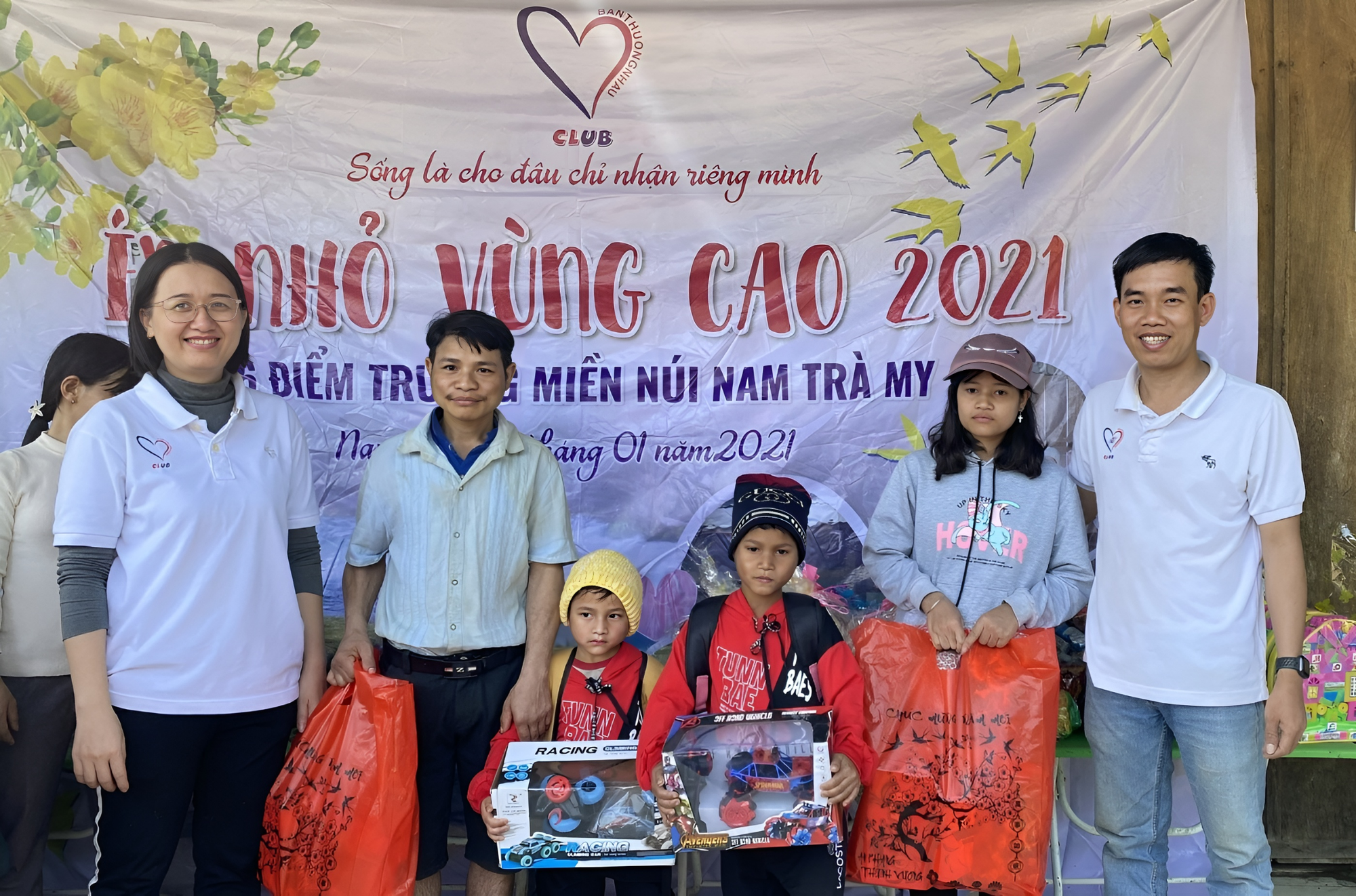 Nhóm bạn trẻ băng rừng, lội suối xây 17 ngôi trường cho học sinh vùng núi: "Các con đừng bỏ học nghe!" - Ảnh 10. Nhóm bạn trẻ băng rừng, lội suối xây 17 ngôi trường cho học sinh vùng núi: "Các con đừng bỏ học nghe!" - Ảnh 10.