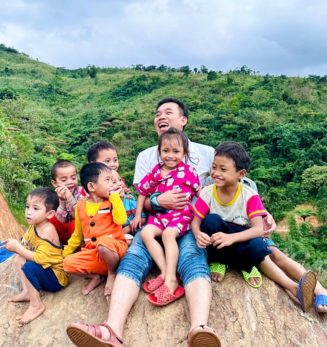 Nhóm bạn trẻ băng rừng, lội suối xây 17 ngôi trường cho học sinh vùng núi: "Các con đừng bỏ học nghe!" - Ảnh 14. Nhóm bạn trẻ băng rừng, lội suối xây 17 ngôi trường cho học sinh vùng núi: "Các con đừng bỏ học nghe!" - Ảnh 14.