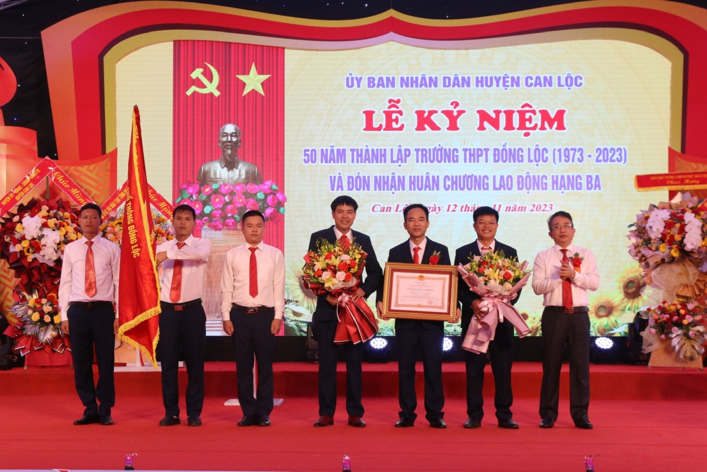 Trường Trung học phổ thông Đồng Lộc, Can Lộc, Hà Tĩnh đón nhận Huân chương Lao động Hạng Ba - Ảnh 3.