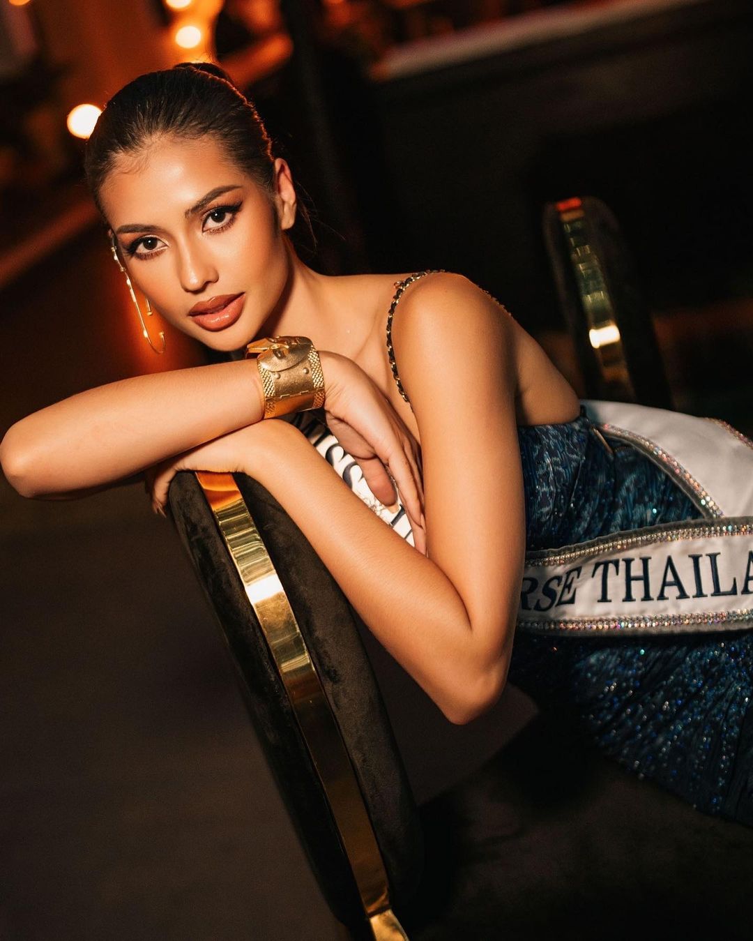Mỹ nhân Thái Lan &quot;gây bão&quot; tại Miss Universe 2023: Từng sống ở Việt Nam 8 năm, đã có trong tay vương miện Big 6 thế giới - Ảnh 1.
