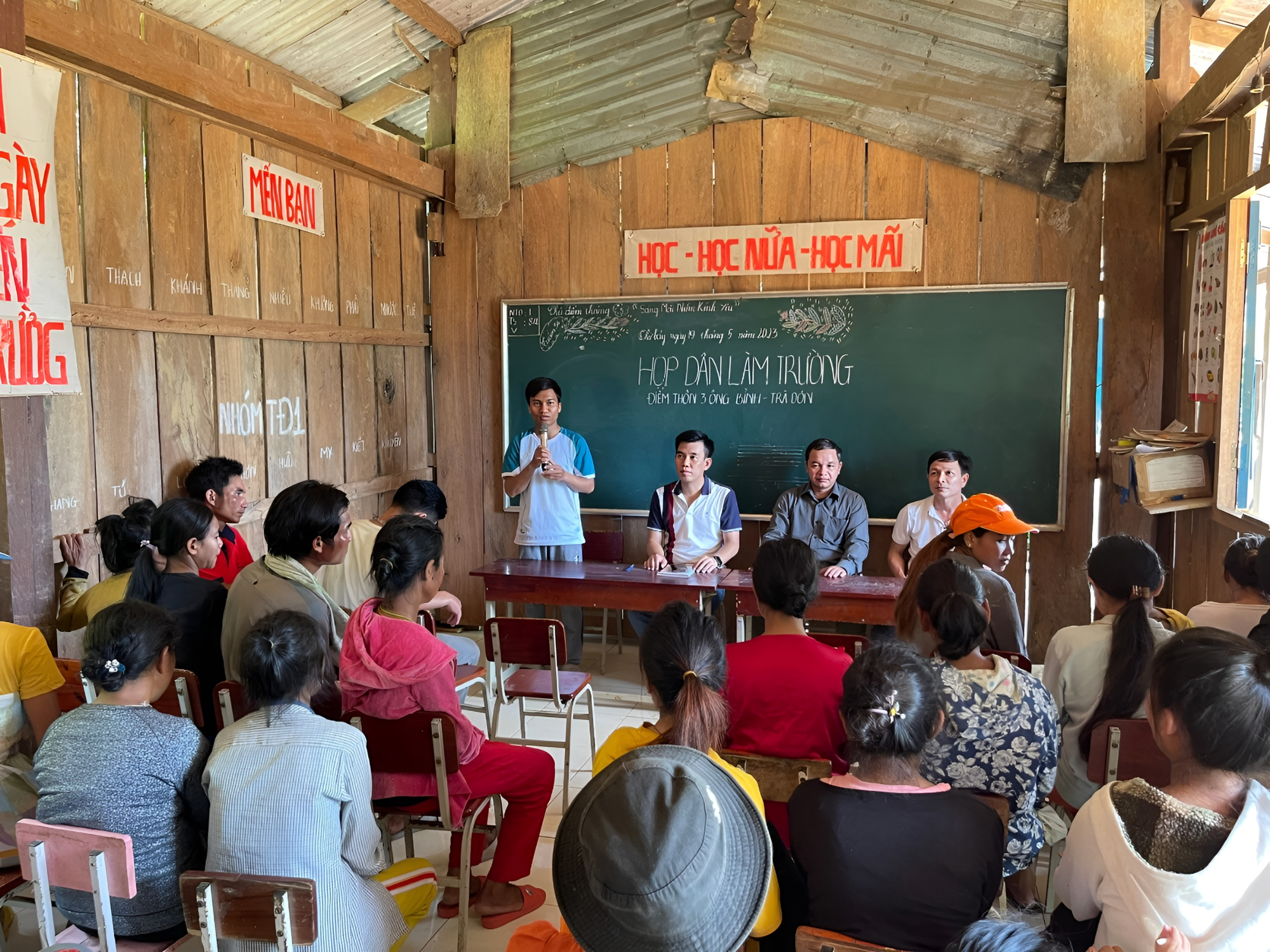 Nhóm bạn trẻ băng rừng, lội suối xây 17 ngôi trường cho học sinh vùng núi: "Các con đừng bỏ học nghe!" - Ảnh 3. Nhóm bạn trẻ băng rừng, lội suối xây 17 ngôi trường cho học sinh vùng núi: "Các con đừng bỏ học nghe!" - Ảnh 3.
