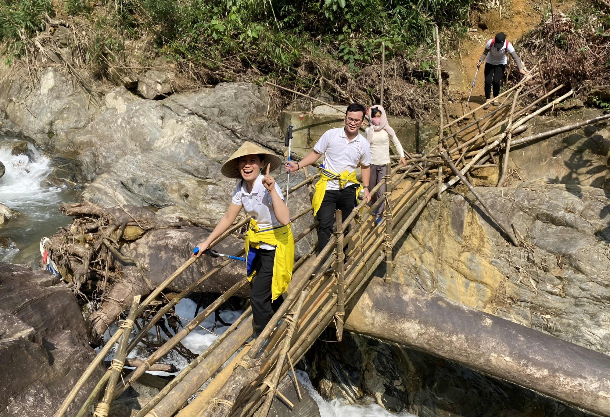 Nhóm bạn trẻ băng rừng, lội suối xây 17 ngôi trường cho học sinh vùng núi: "Các con đừng bỏ học nghe!" - Ảnh 2. Nhóm bạn trẻ băng rừng, lội suối xây 17 ngôi trường cho học sinh vùng núi: "Các con đừng bỏ học nghe!" - Ảnh 2.