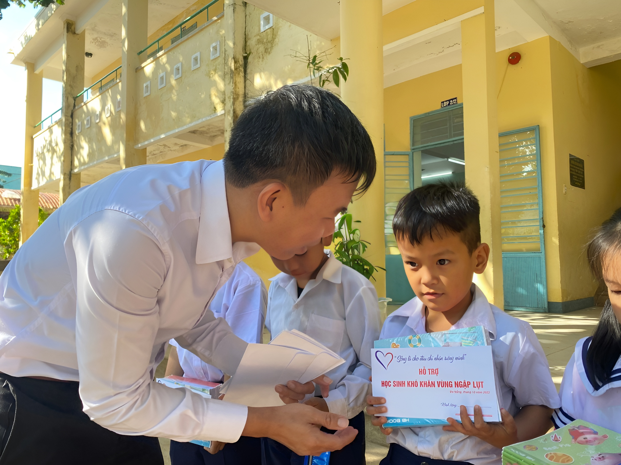 Chàng kỹ sư cùng nhóm bạn băng rừng, lội suối xây trường cho học sinh vùng núi: "Các con đừng bỏ học nghe!" - Ảnh 15. Chàng kỹ sư cùng nhóm bạn băng rừng, lội suối xây trường cho học sinh vùng núi: "Các con đừng bỏ học nghe!" - Ảnh 15.