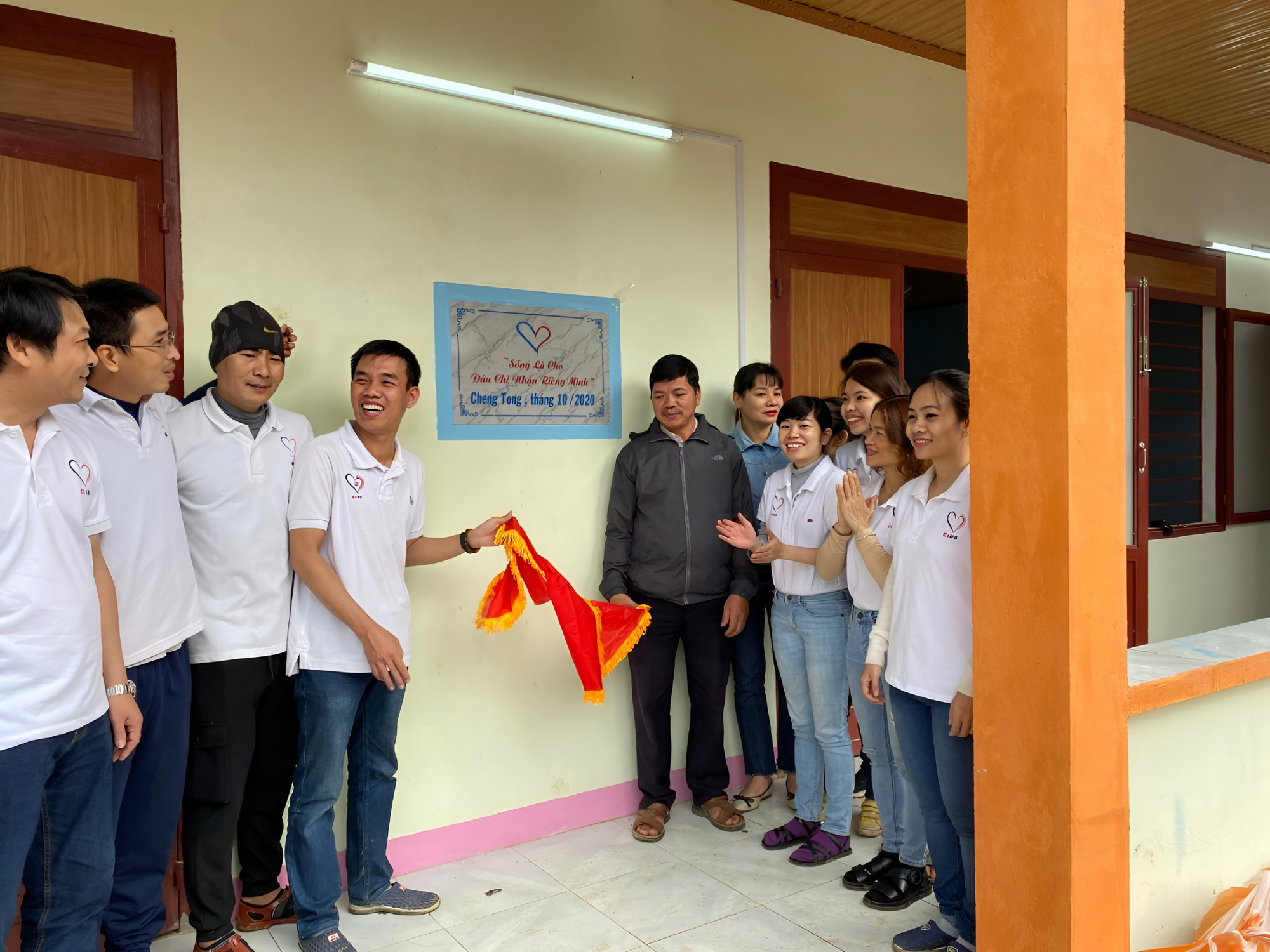 Chàng kỹ sư cùng nhóm bạn băng rừng, lội suối xây trường cho học sinh vùng núi: "Các con đừng bỏ học nghe!" - Ảnh 9. Chàng kỹ sư cùng nhóm bạn băng rừng, lội suối xây trường cho học sinh vùng núi: "Các con đừng bỏ học nghe!" - Ảnh 9.