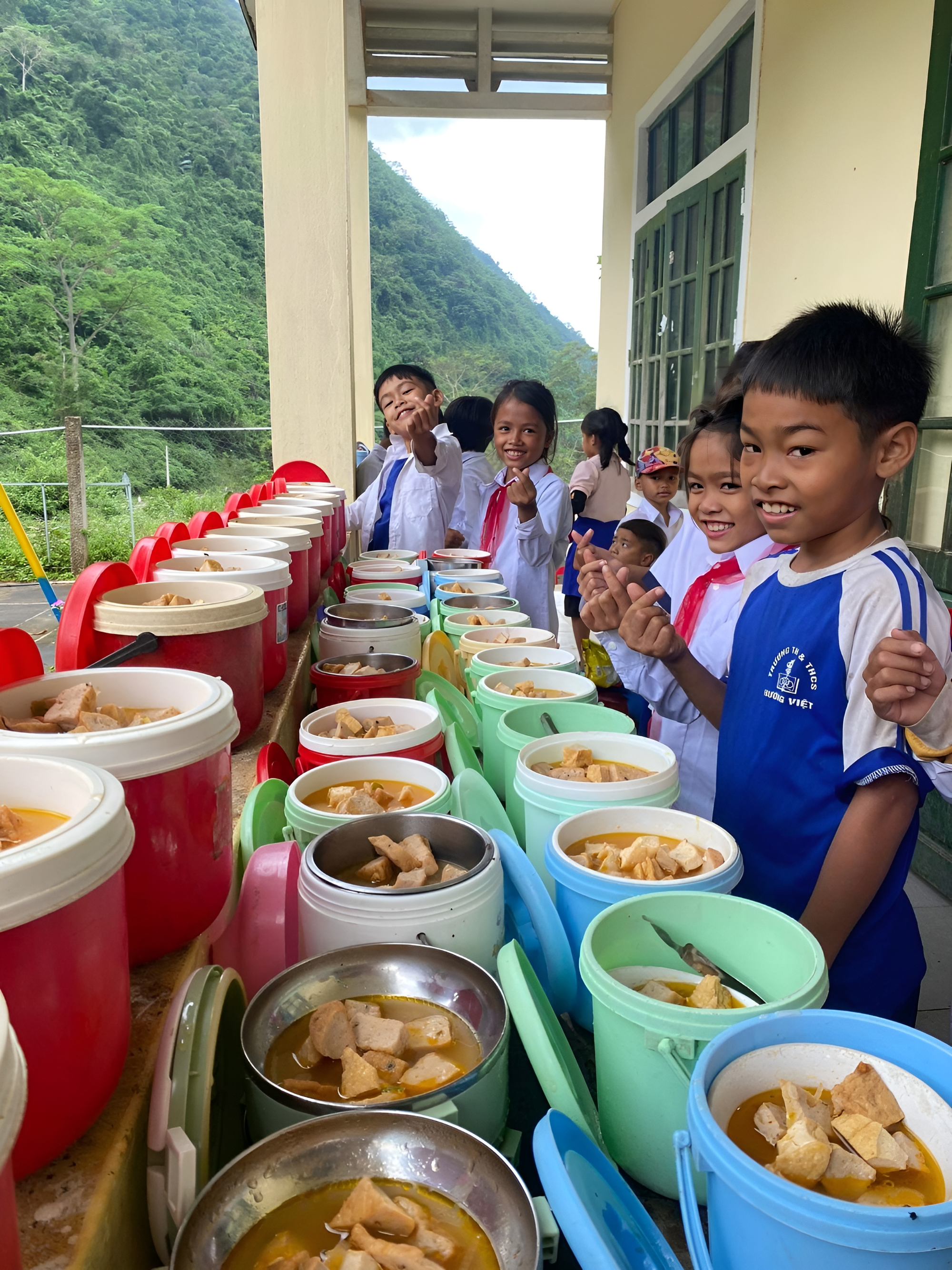 Chàng kỹ sư cùng nhóm bạn băng rừng, lội suối xây trường cho học sinh vùng núi: "Các con đừng bỏ học nghe!" - Ảnh 12. Chàng kỹ sư cùng nhóm bạn băng rừng, lội suối xây trường cho học sinh vùng núi: "Các con đừng bỏ học nghe!" - Ảnh 12.
