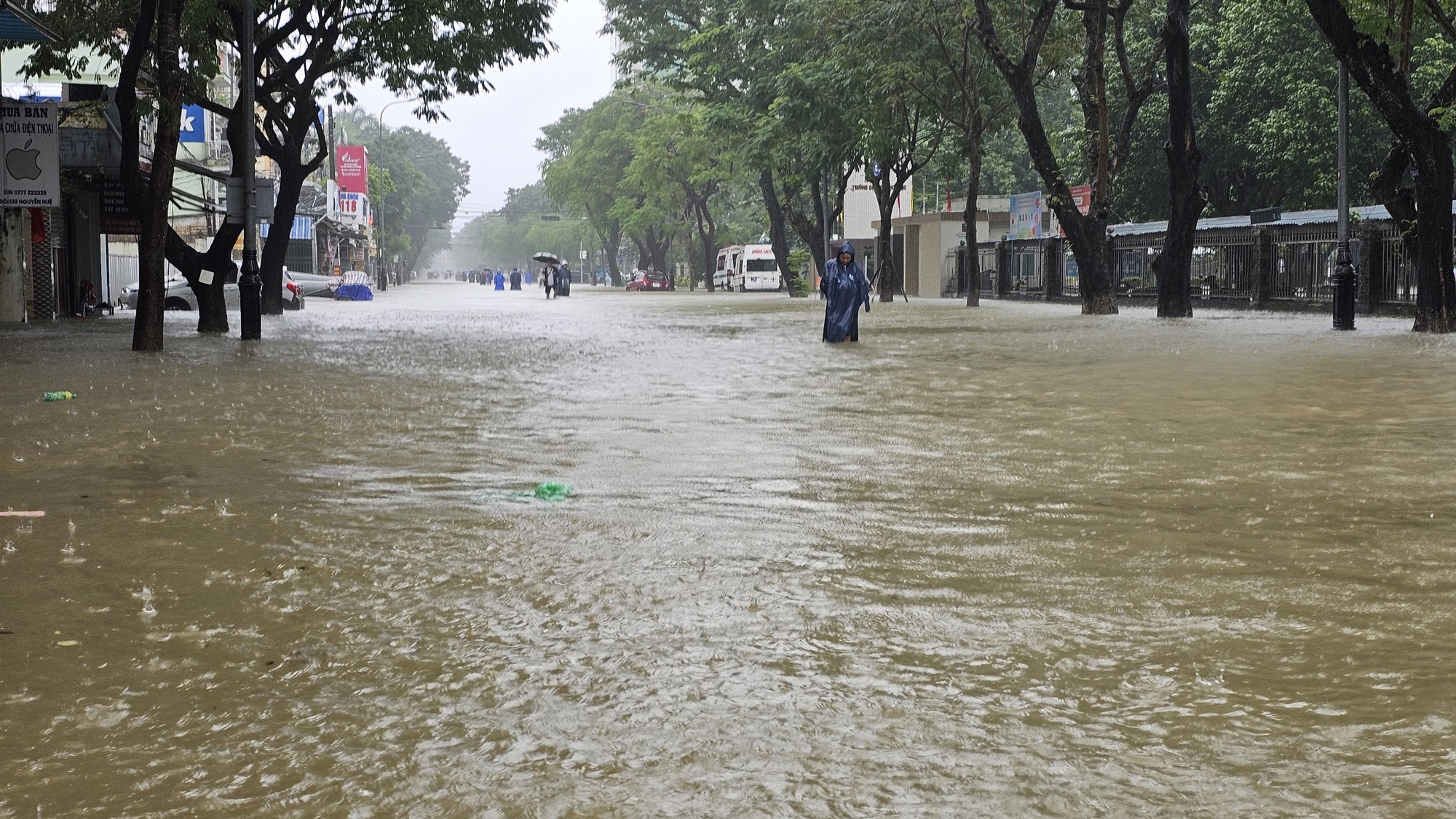 TP Huế ngập nặng do mưa lớn, ô tô chết máy chờ cứu hộ, người dân di chuyển bằng thuyền giữa phố - Ảnh 2.