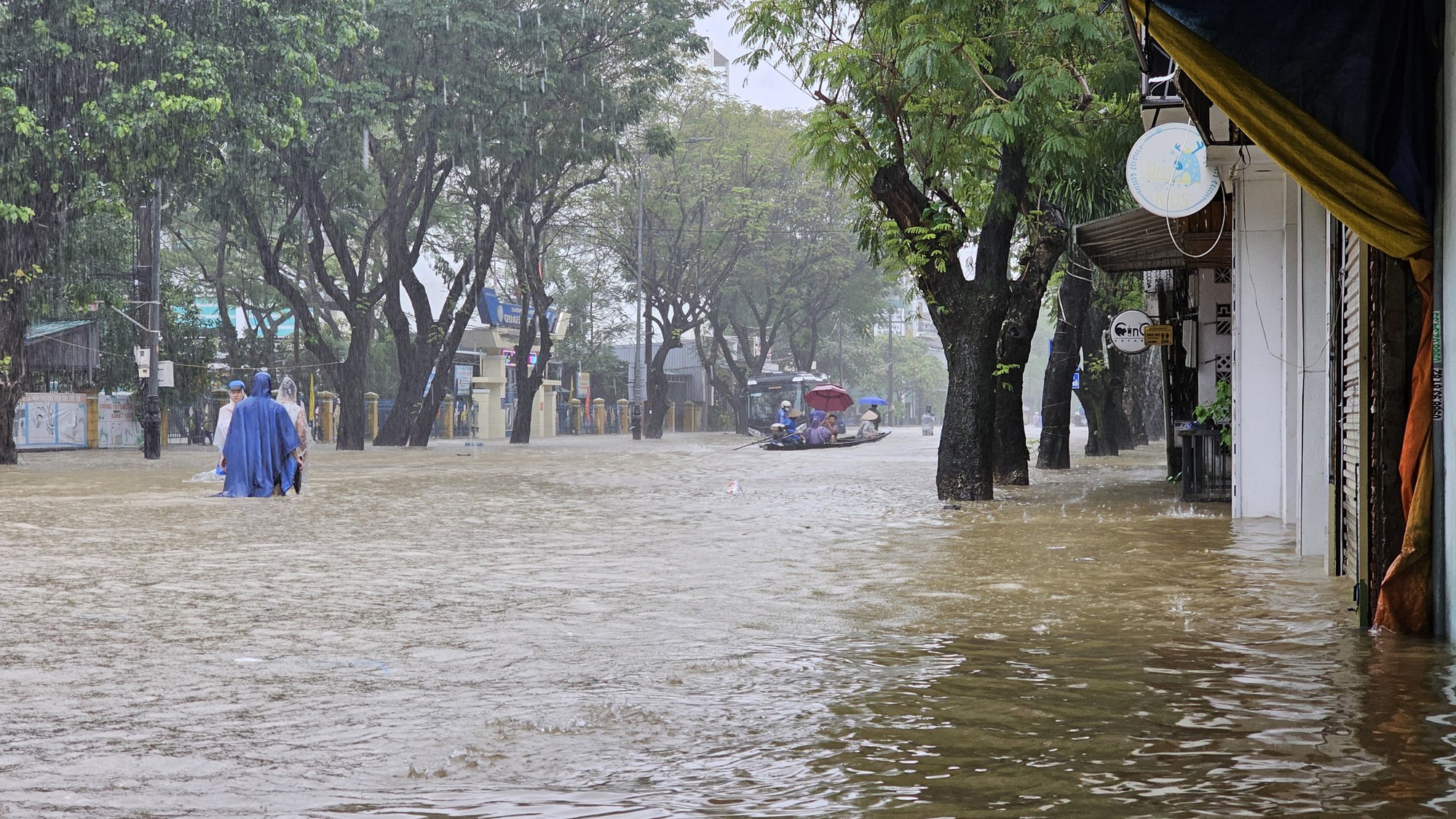 TP Huế ngập nặng do mưa lớn, ô tô chết máy chờ cứu hộ, người dân di chuyển bằng thuyền giữa phố - Ảnh 12.
