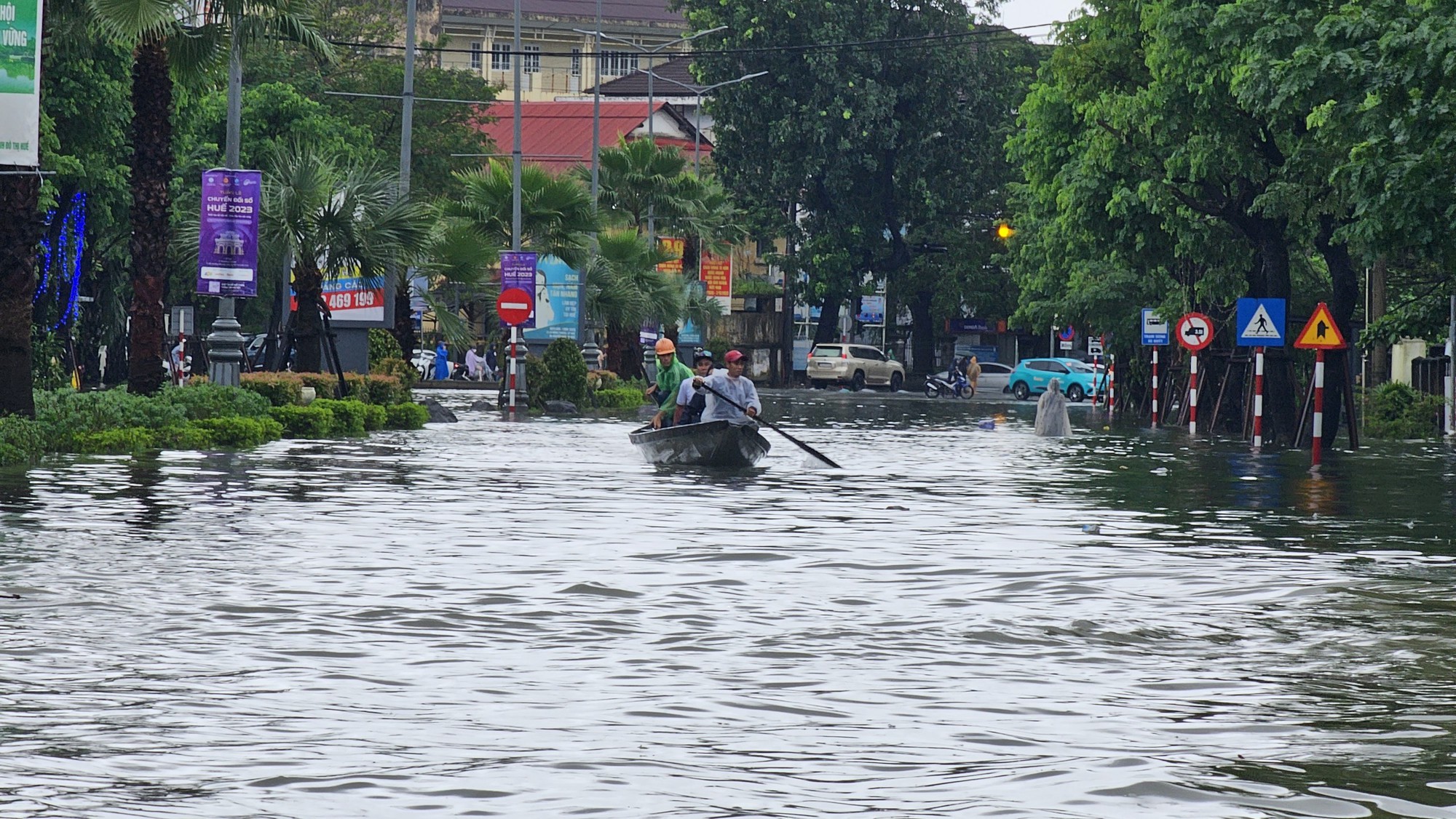 TP Huế ngập nặng do mưa lớn, ô tô chết máy chờ cứu hộ, người dân di chuyển bằng thuyền giữa phố - Ảnh 15.