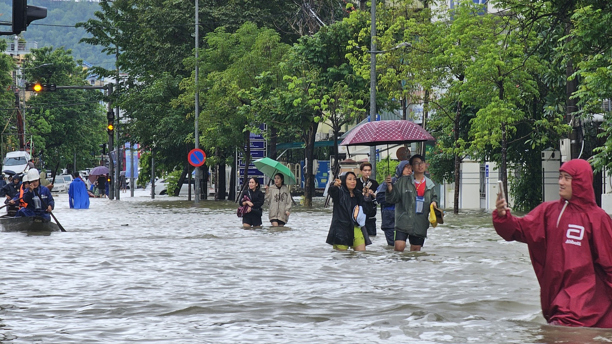 TP Huế ngập nặng do mưa lớn, ô tô chết máy chờ cứu hộ, người dân di chuyển bằng thuyền giữa phố - Ảnh 6.