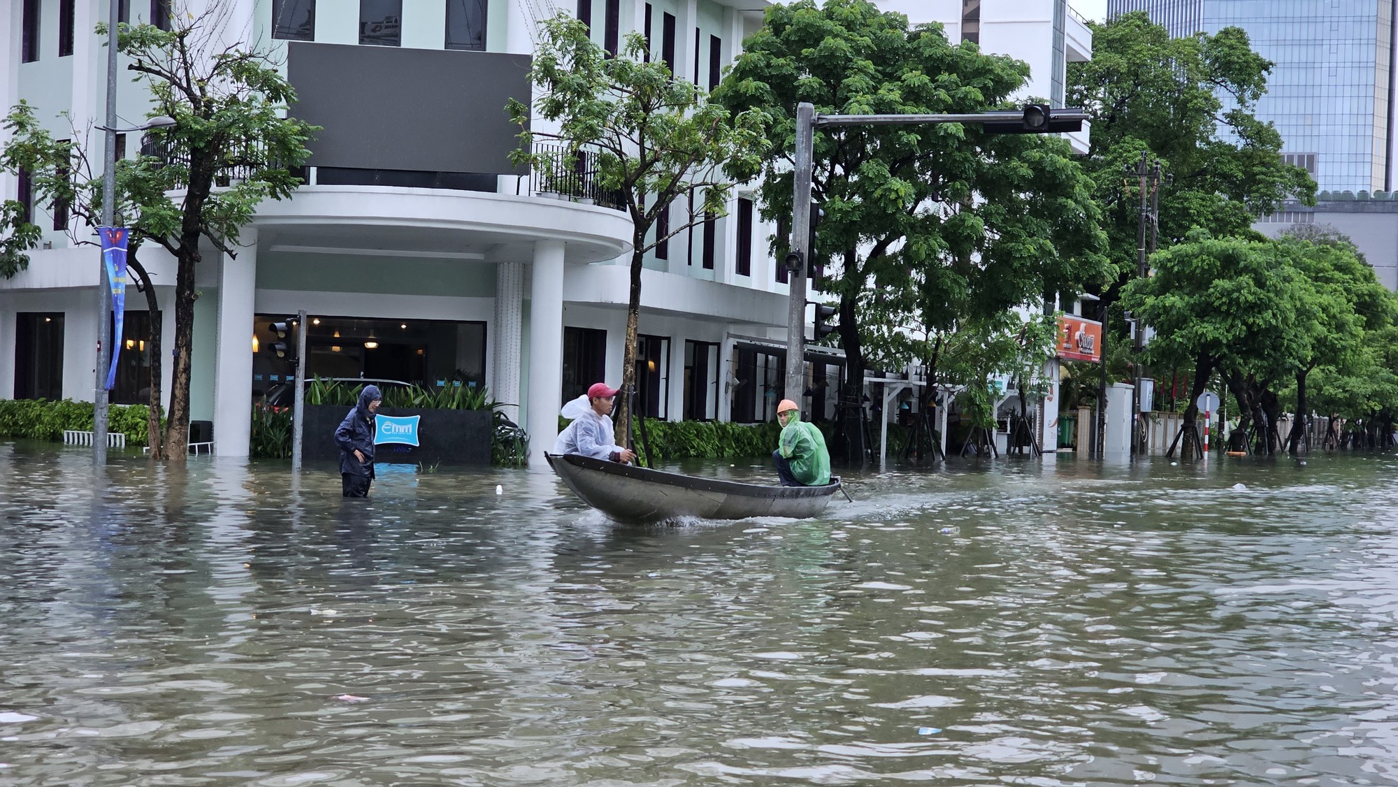 TP Huế ngập nặng do mưa lớn, ô tô chết máy chờ cứu hộ, người dân di chuyển bằng thuyền giữa phố - Ảnh 13.