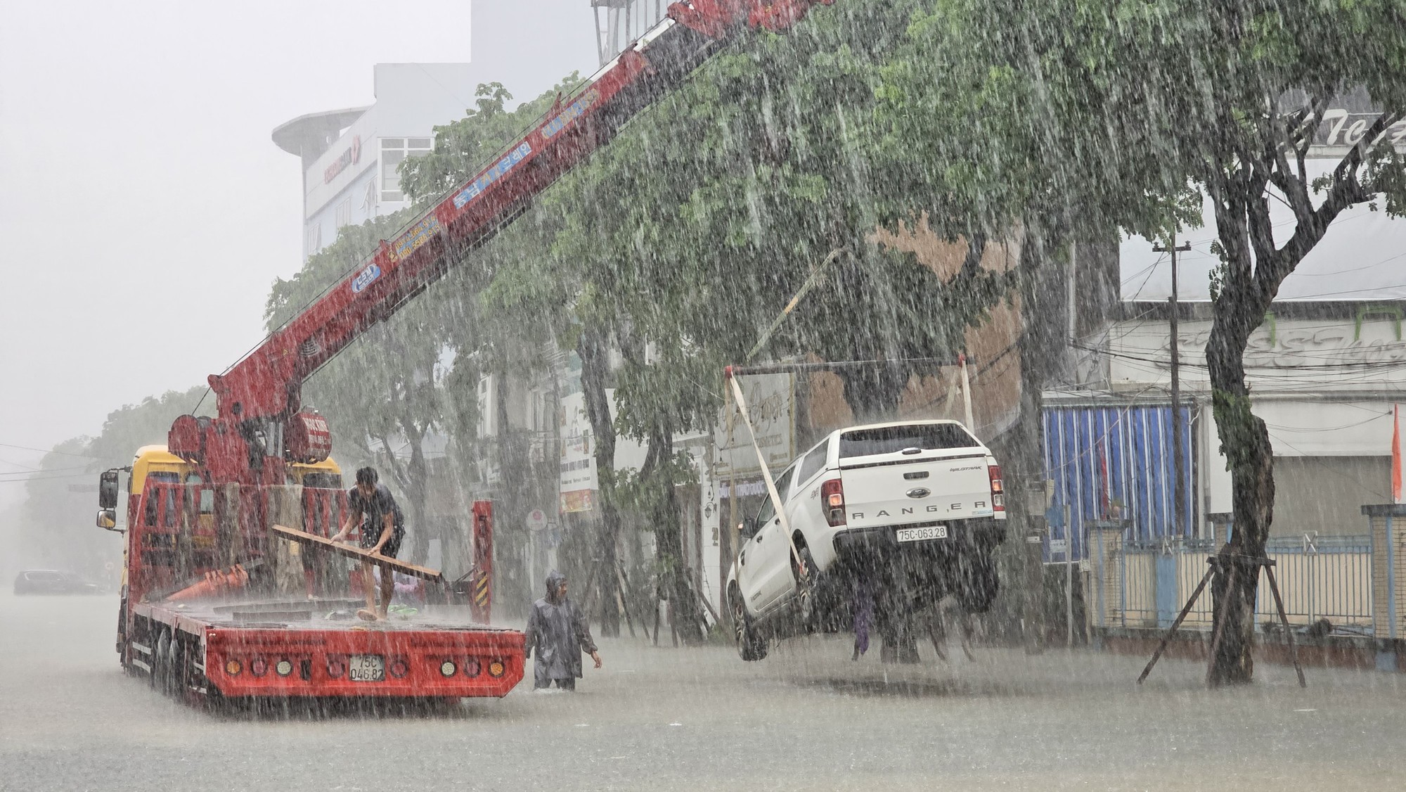 TP Huế ngập nặng do mưa lớn, ô tô chết máy chờ cứu hộ, người dân di chuyển bằng thuyền giữa phố - Ảnh 18.