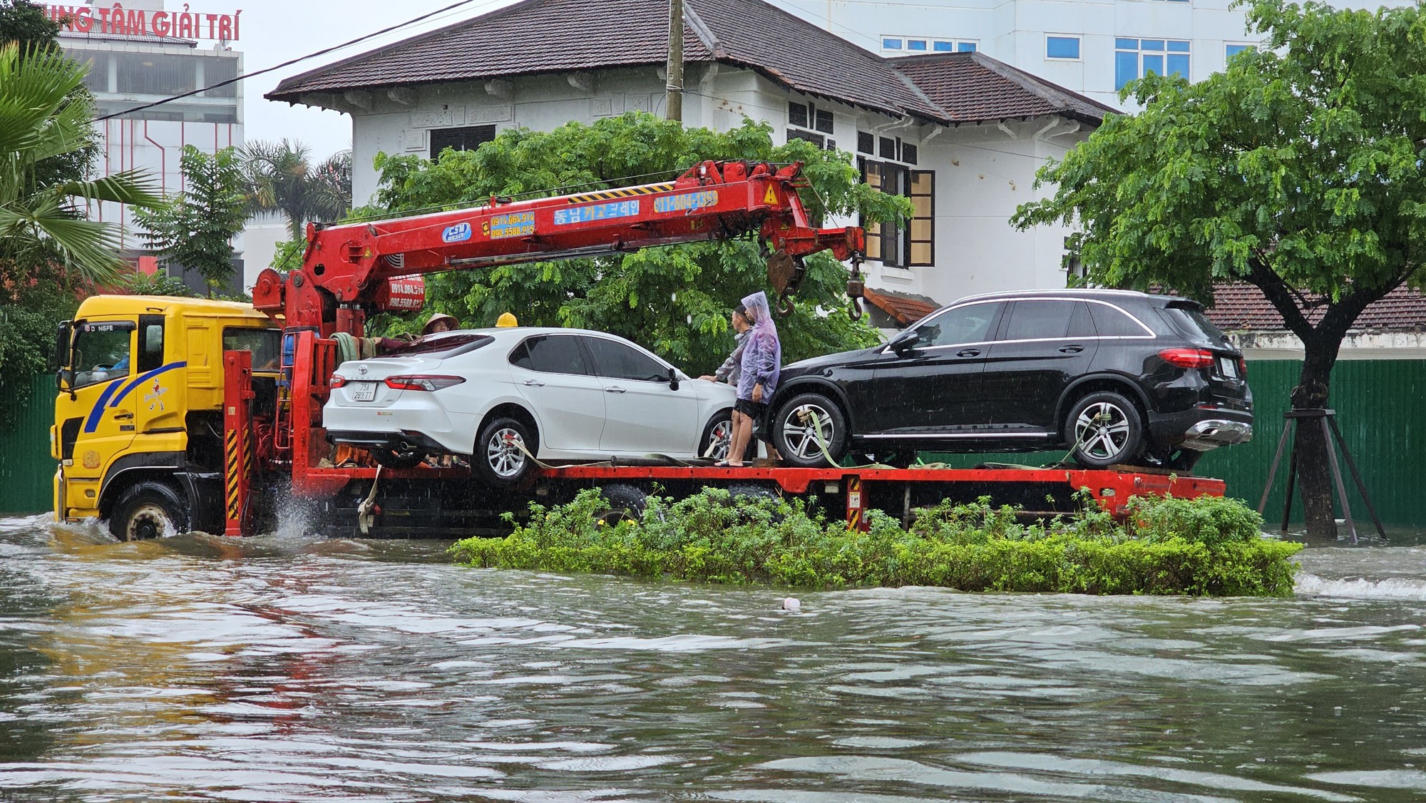 TP Huế ngập nặng do mưa lớn, ô tô chết máy chờ cứu hộ, người dân di chuyển bằng thuyền giữa phố - Ảnh 17.
