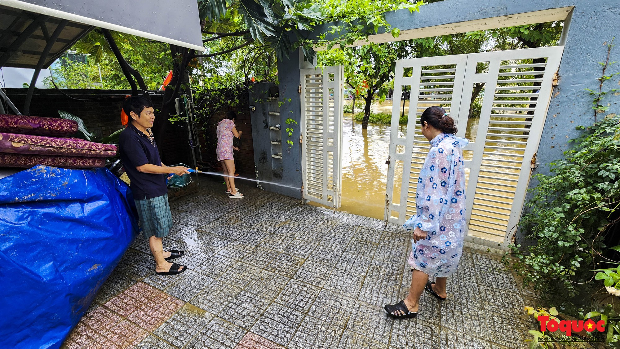 Nước lũ rút chậm, người dân TP Huế bì bõm dọn dẹp, đi mua lương thực - Ảnh 16.