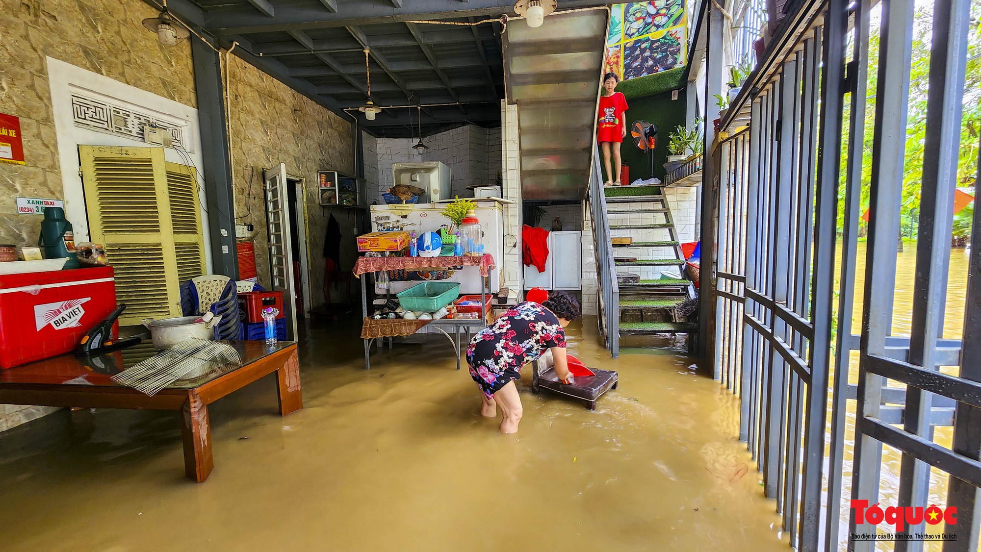 Nước lũ rút chậm, người dân TP Huế bì bõm dọn dẹp, đi mua lương thực - Ảnh 14.