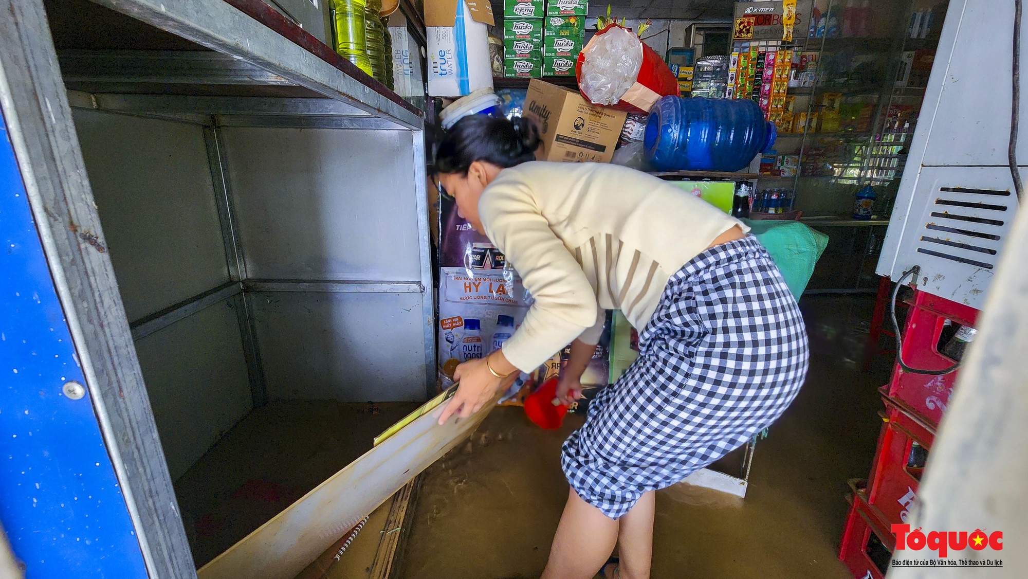 Nước lũ rút chậm, người dân TP Huế bì bõm dọn dẹp, đi mua lương thực - Ảnh 15.