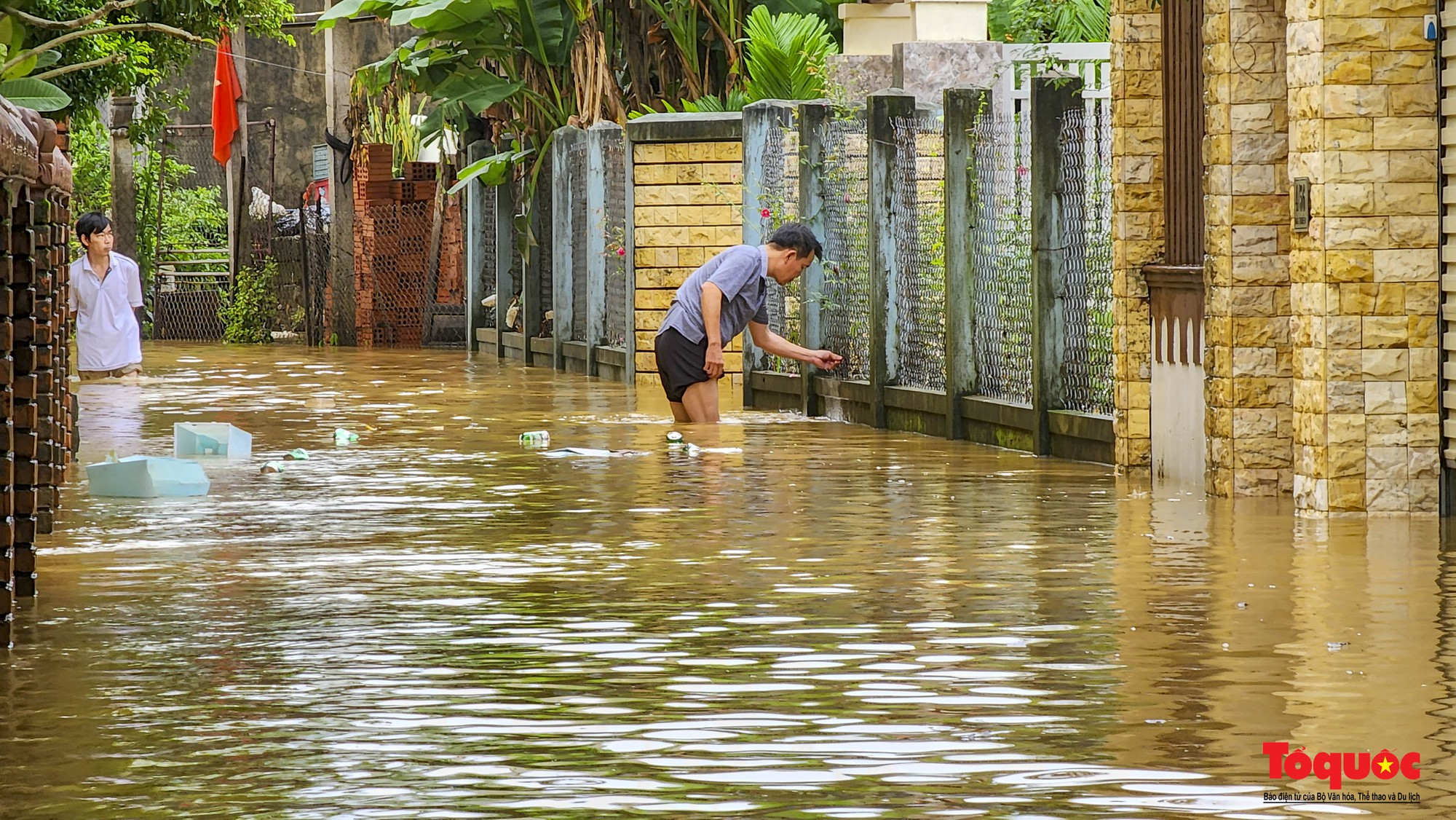 Nước lũ rút chậm, người dân TP Huế bì bõm dọn dẹp, đi mua lương thực - Ảnh 12.