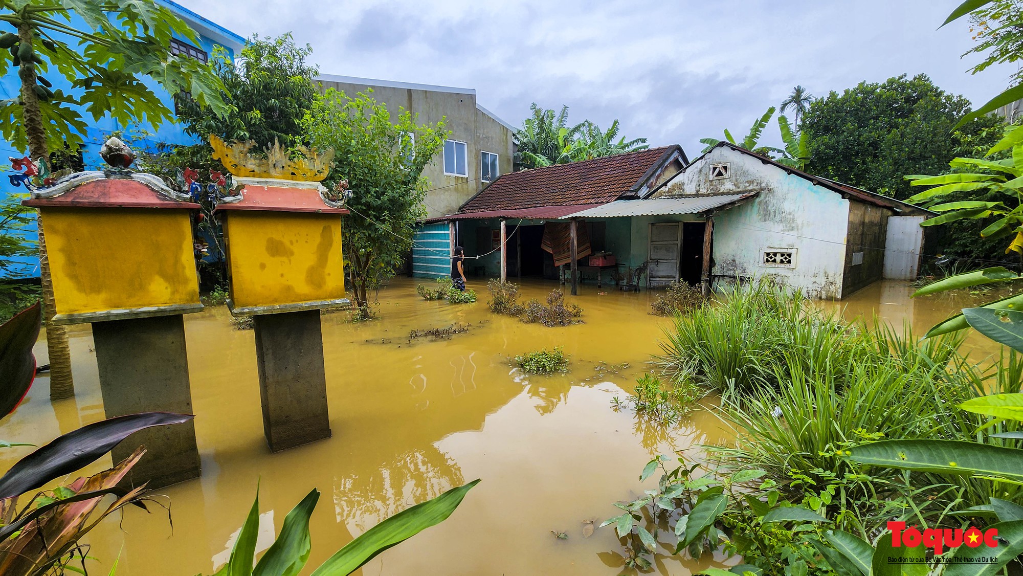 Nước lũ rút chậm, người dân TP Huế bì bõm dọn dẹp, đi mua lương thực - Ảnh 10.