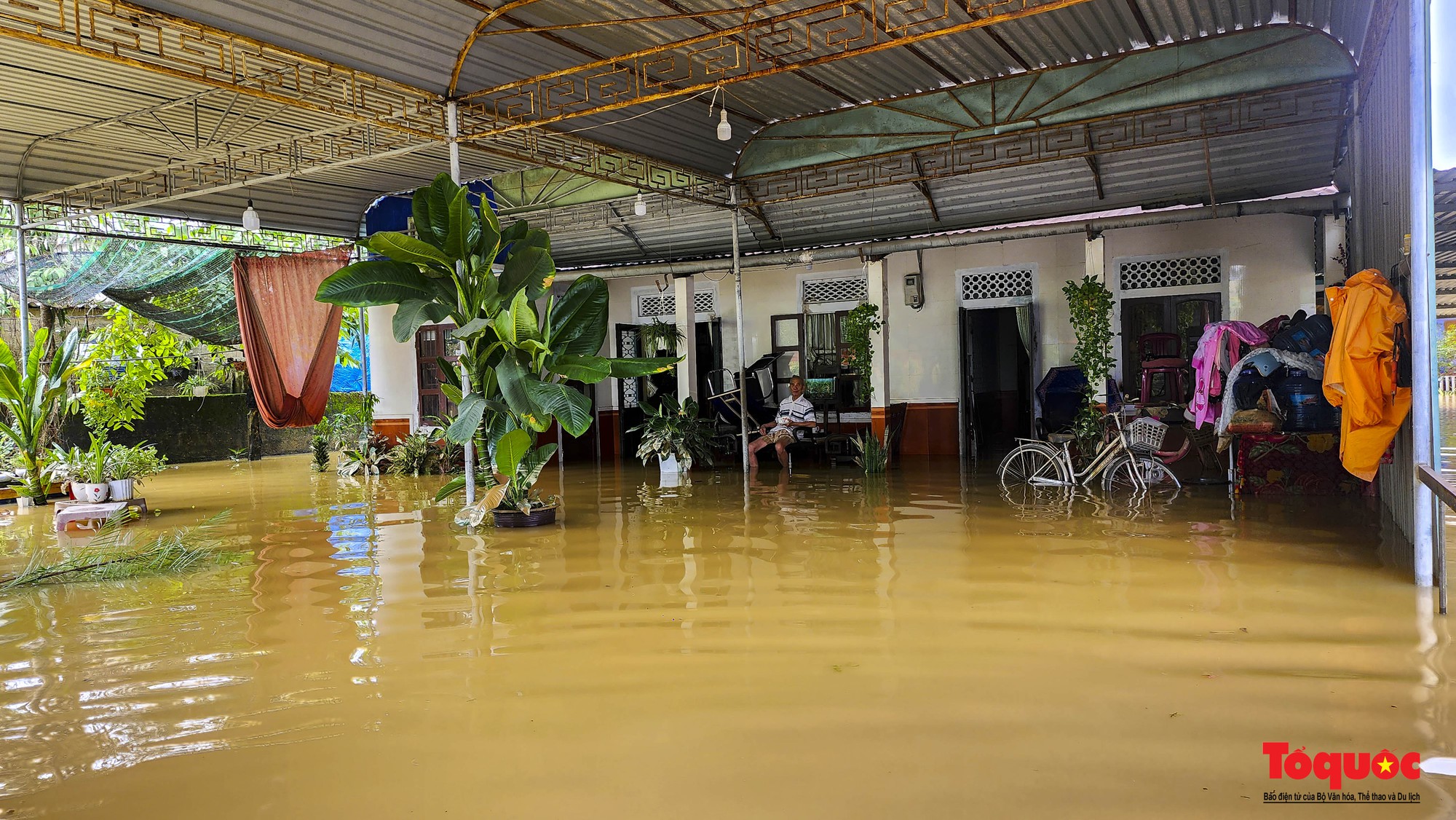 Nước lũ rút chậm, người dân TP Huế bì bõm dọn dẹp, đi mua lương thực - Ảnh 11.