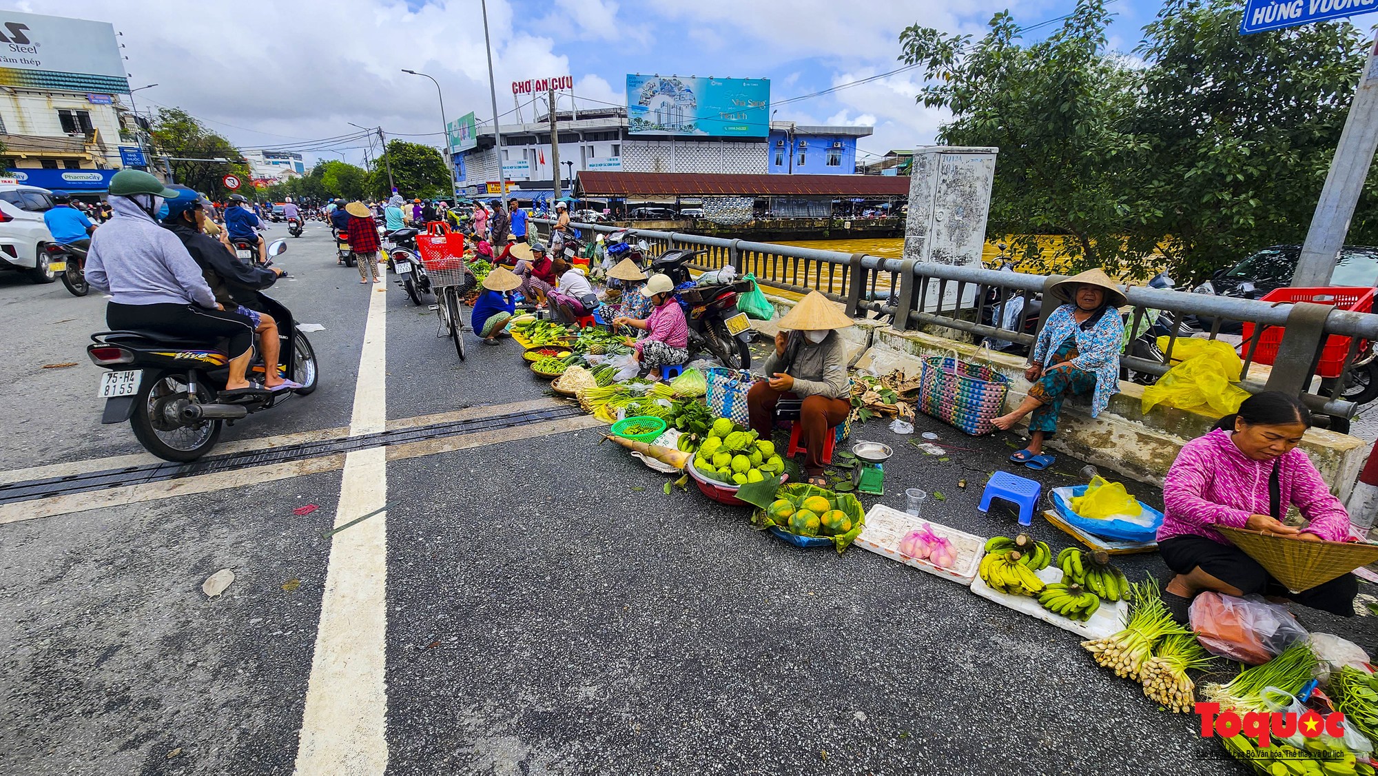 Nước lũ rút chậm, người dân TP Huế bì bõm dọn dẹp, đi mua lương thực - Ảnh 20.