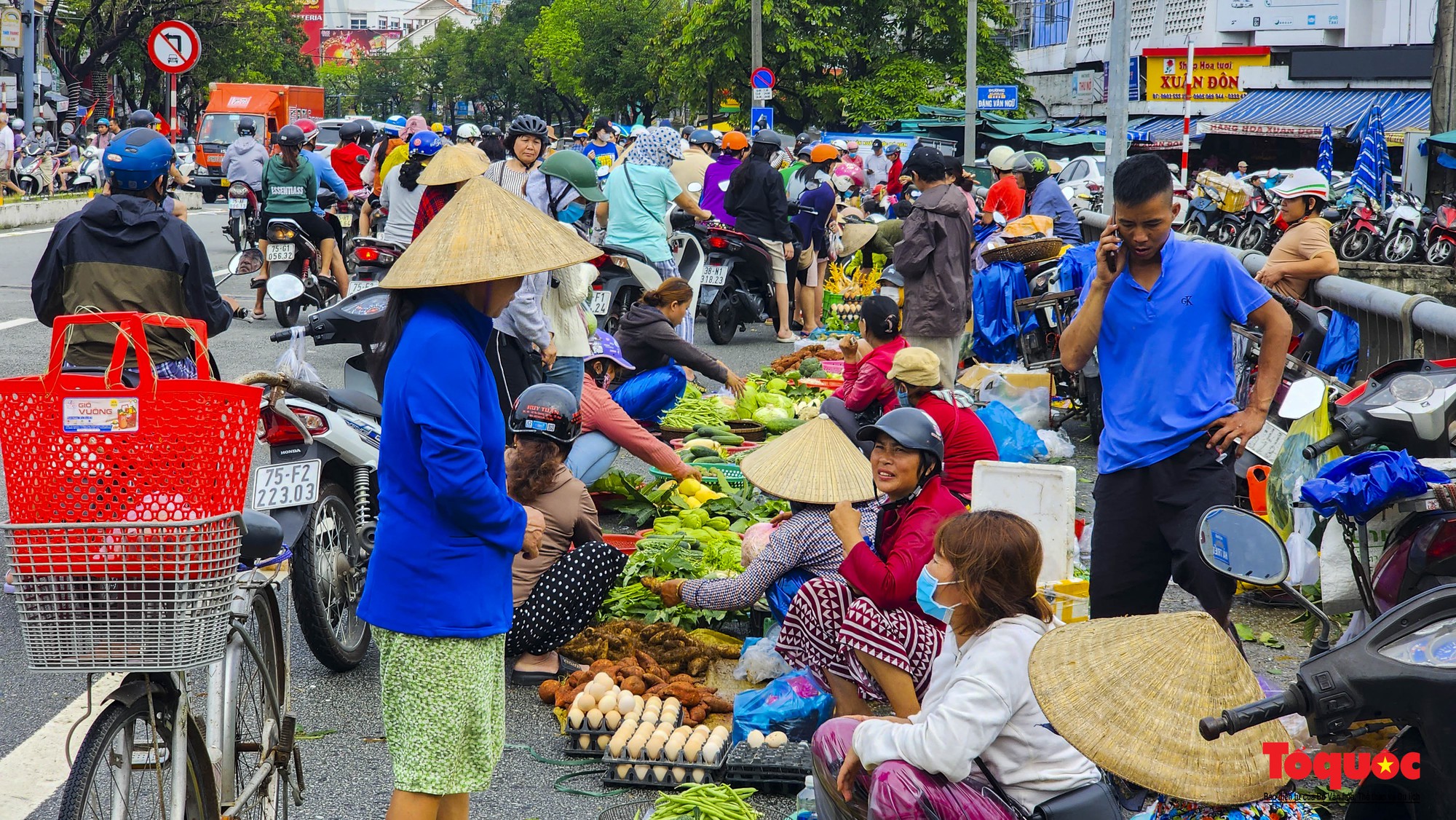 Nước lũ rút chậm, người dân TP Huế bì bõm dọn dẹp, đi mua lương thực - Ảnh 21.