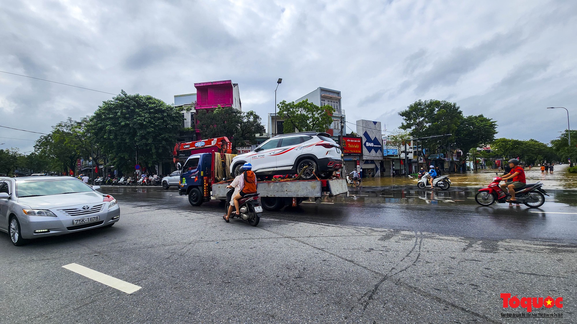 Nước lũ rút chậm, người dân TP Huế bì bõm dọn dẹp, đi mua lương thực - Ảnh 3.
