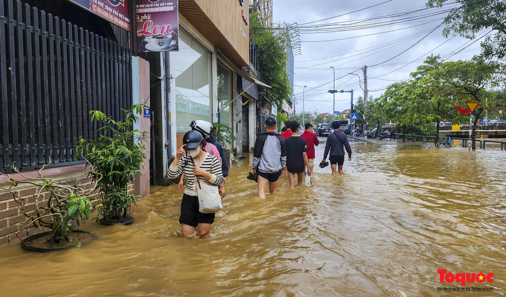 Nước lũ rút chậm, người dân TP Huế bì bõm dọn dẹp, đi mua lương thực - Ảnh 18.