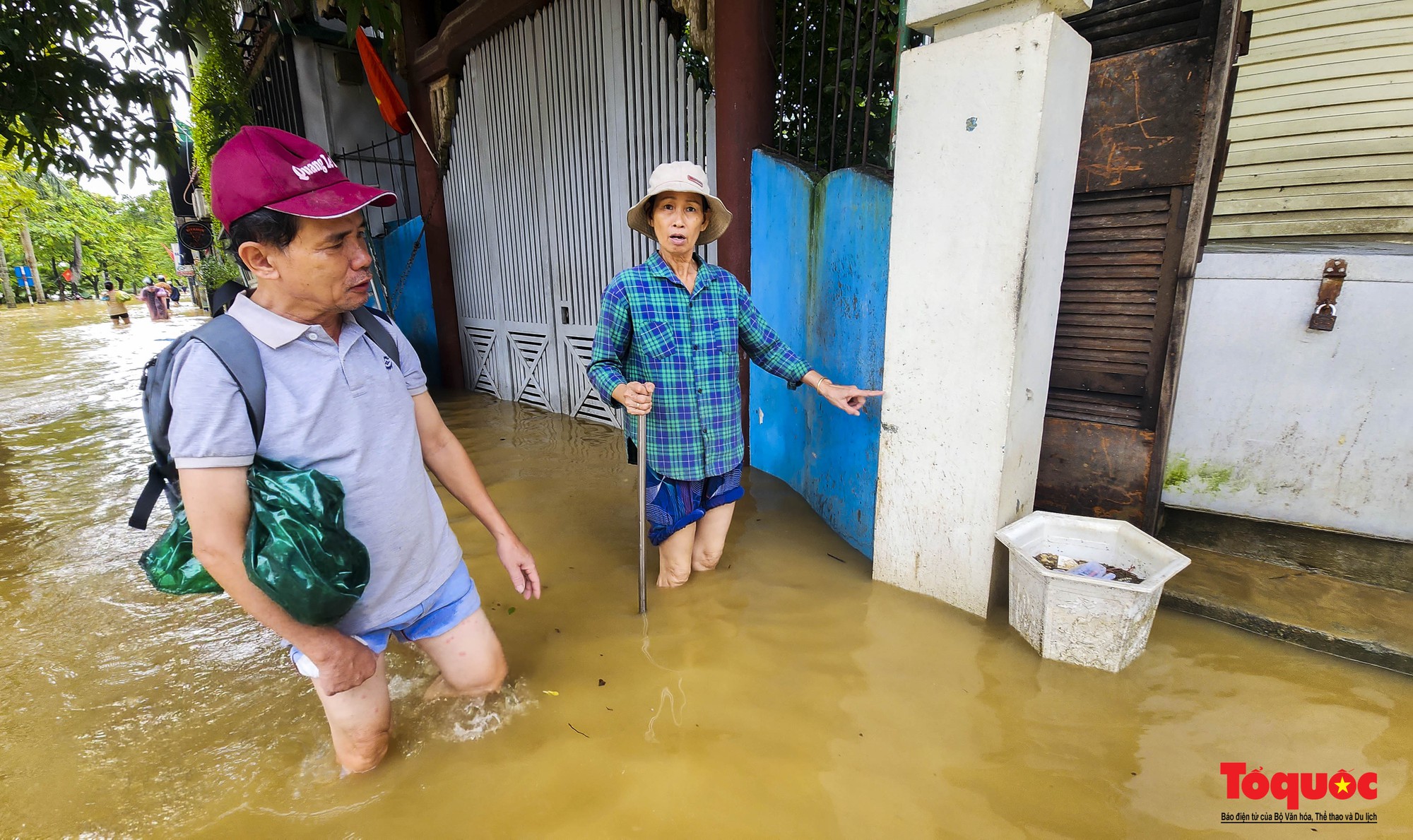 Nước lũ rút chậm, người dân TP Huế bì bõm dọn dẹp, đi mua lương thực - Ảnh 7.